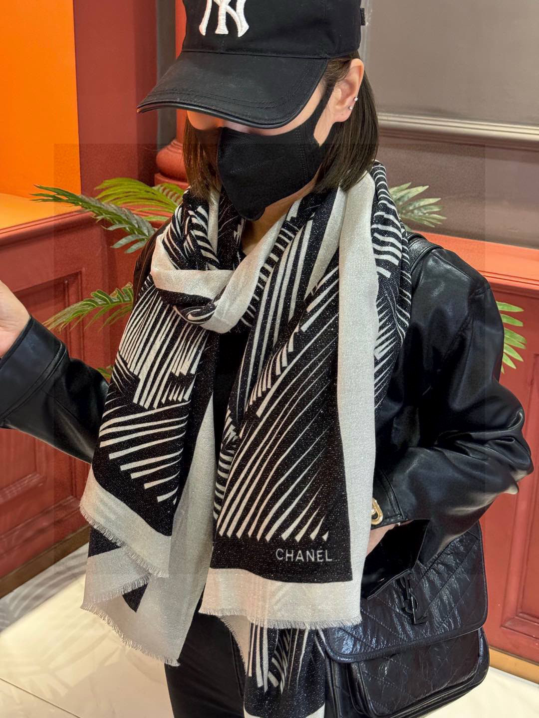  💃🏻💃🏻会发光发亮的围巾小香羊绒长巾【双C线条字母长巾】‼️抢‼️VIP推荐 ‼️👍下手一定要快【高端