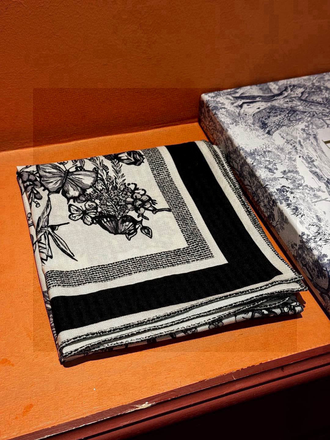 🌼🌼双面同色原单迪奥Mexico茹伊印花 方巾，方巾将蝴蝶和传统墨西哥花朵巧妙融合，突显绚烂缤纷的效果。