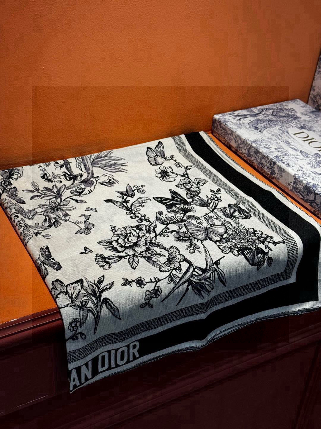 🌼🌼双面同色原单迪奥Mexico茹伊印花 方巾，方巾将蝴蝶和传统墨西哥花朵巧妙融合，突显绚烂缤纷的效果。