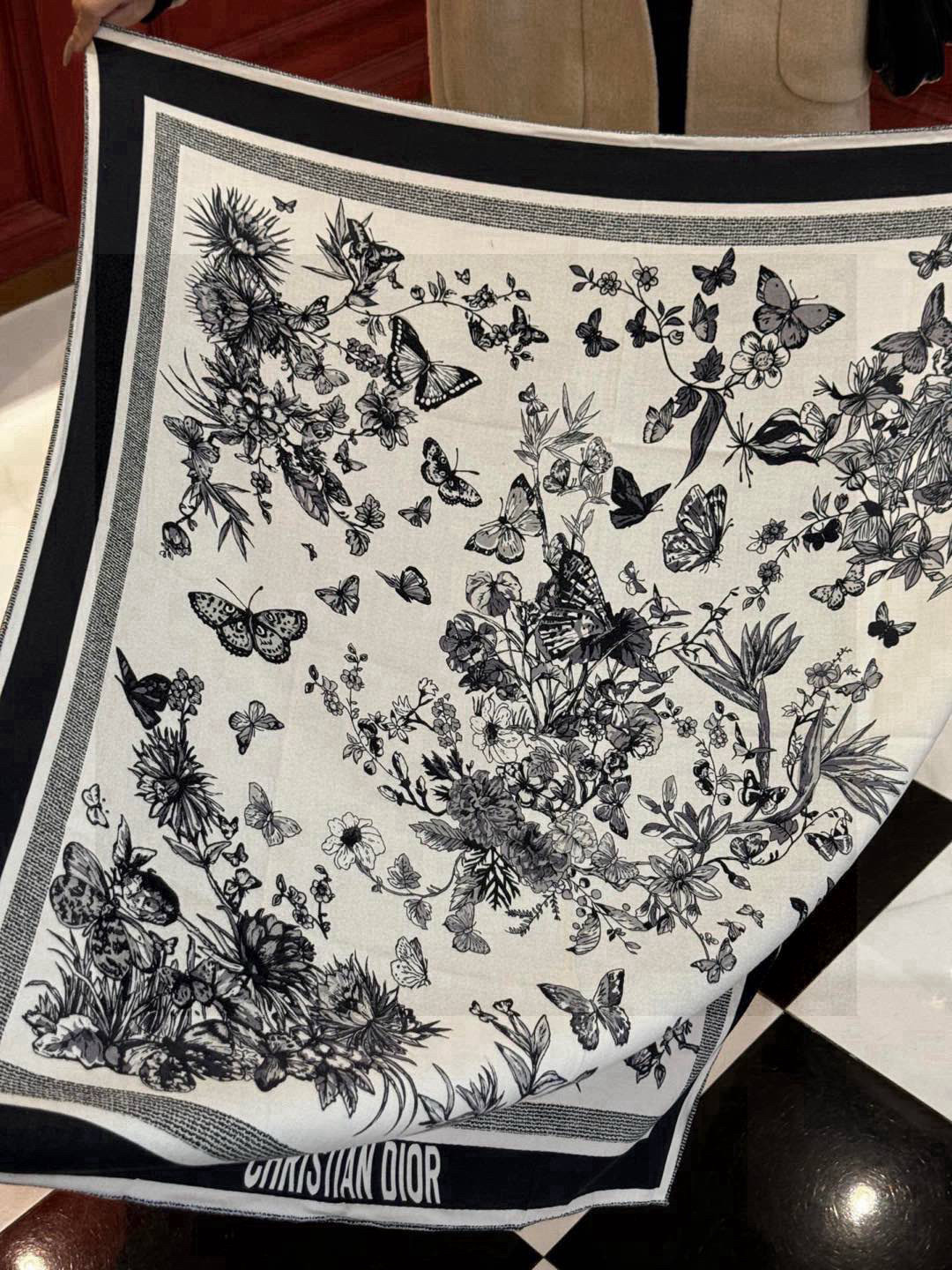 🌼🌼双面同色原单迪奥Mexico茹伊印花 方巾，方巾将蝴蝶和传统墨西哥花朵巧妙融合，突显绚烂缤纷的效果。