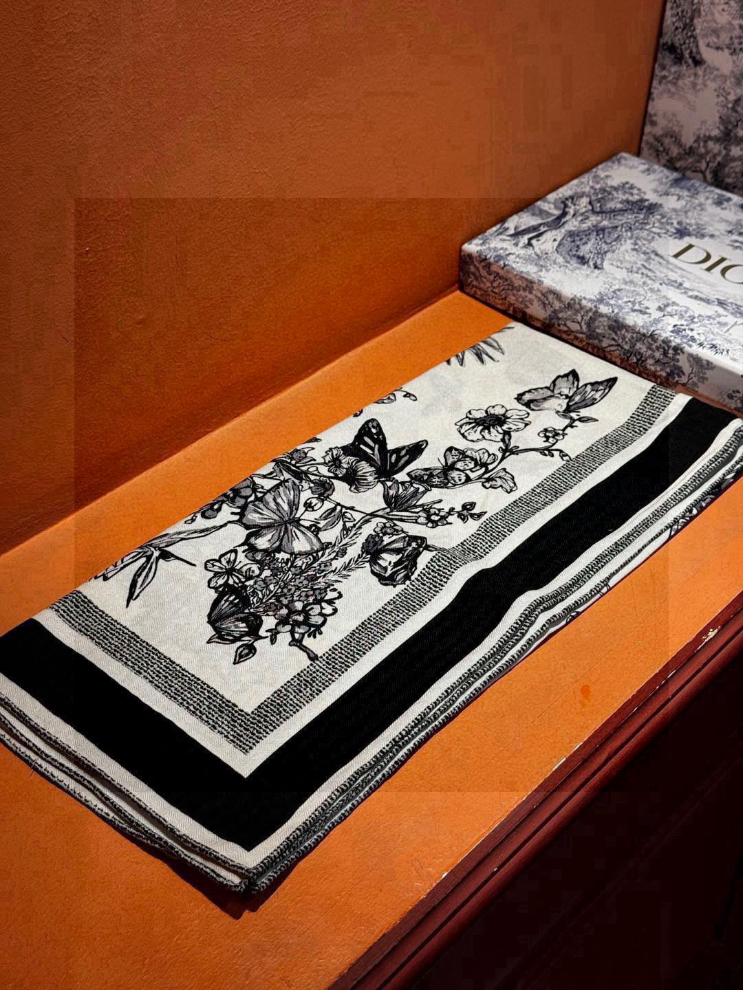 🌼🌼双面同色原单迪奥Mexico茹伊印花 方巾，方巾将蝴蝶和传统墨西哥花朵巧妙融合，突显绚烂缤纷的效果。