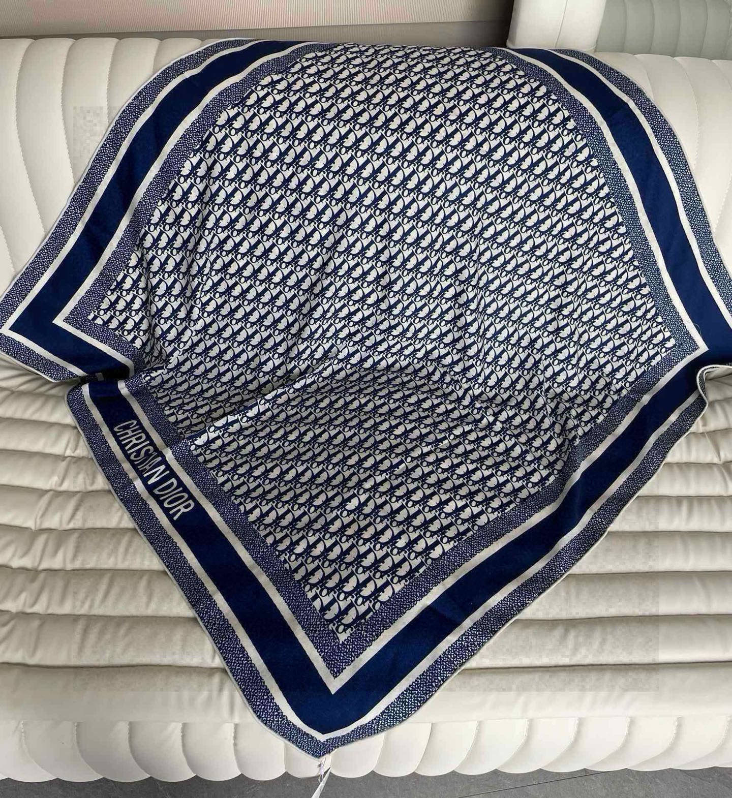   羊绒围巾有了更时尚的玩转！实物这款Dior双面披肩超高级，腔调质感，时髦休闲！！双色撞色的感觉在日常