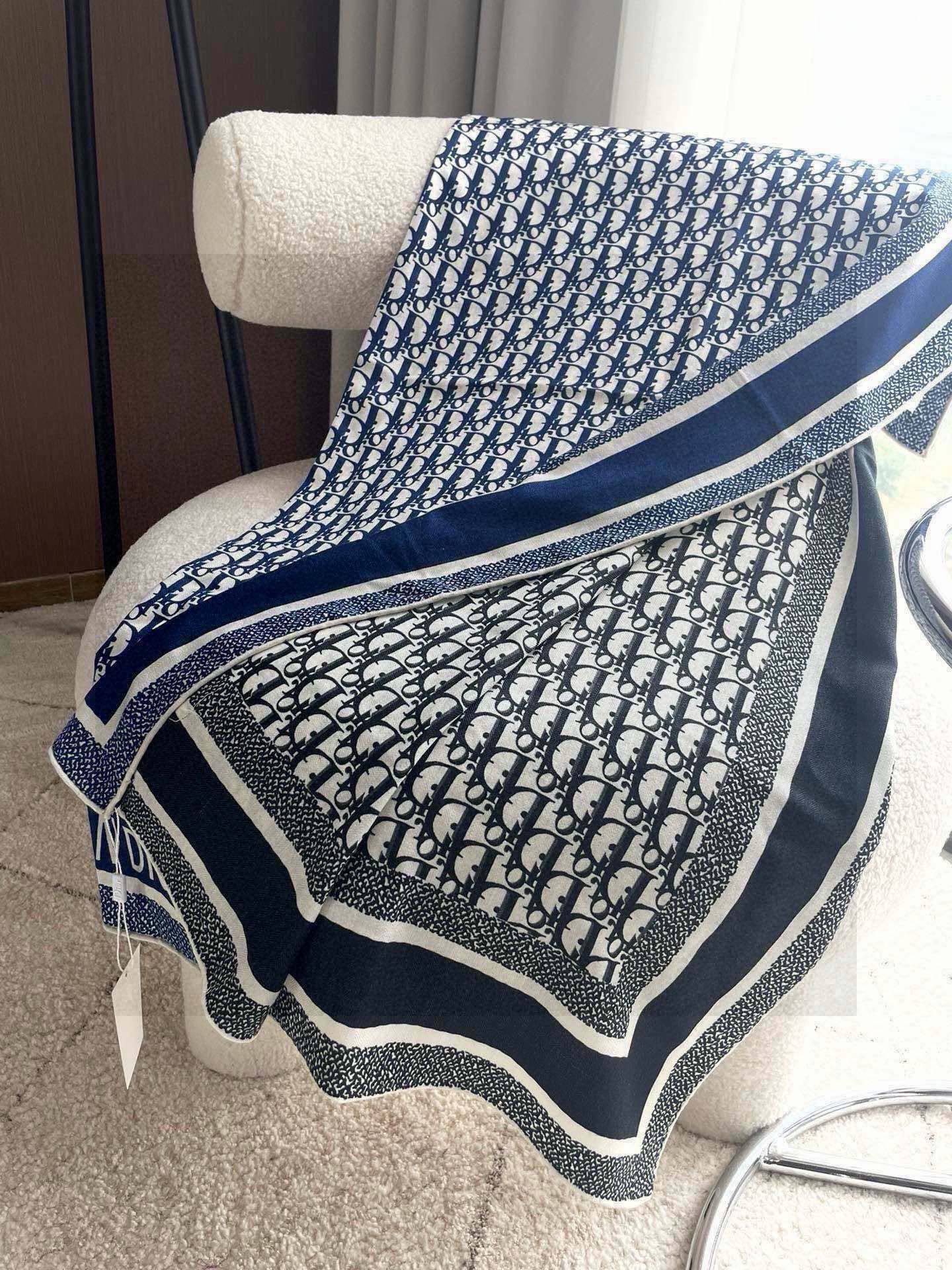   羊绒围巾有了更时尚的玩转！实物这款Dior双面披肩超高级，腔调质感，时髦休闲！！双色撞色的感觉在日常