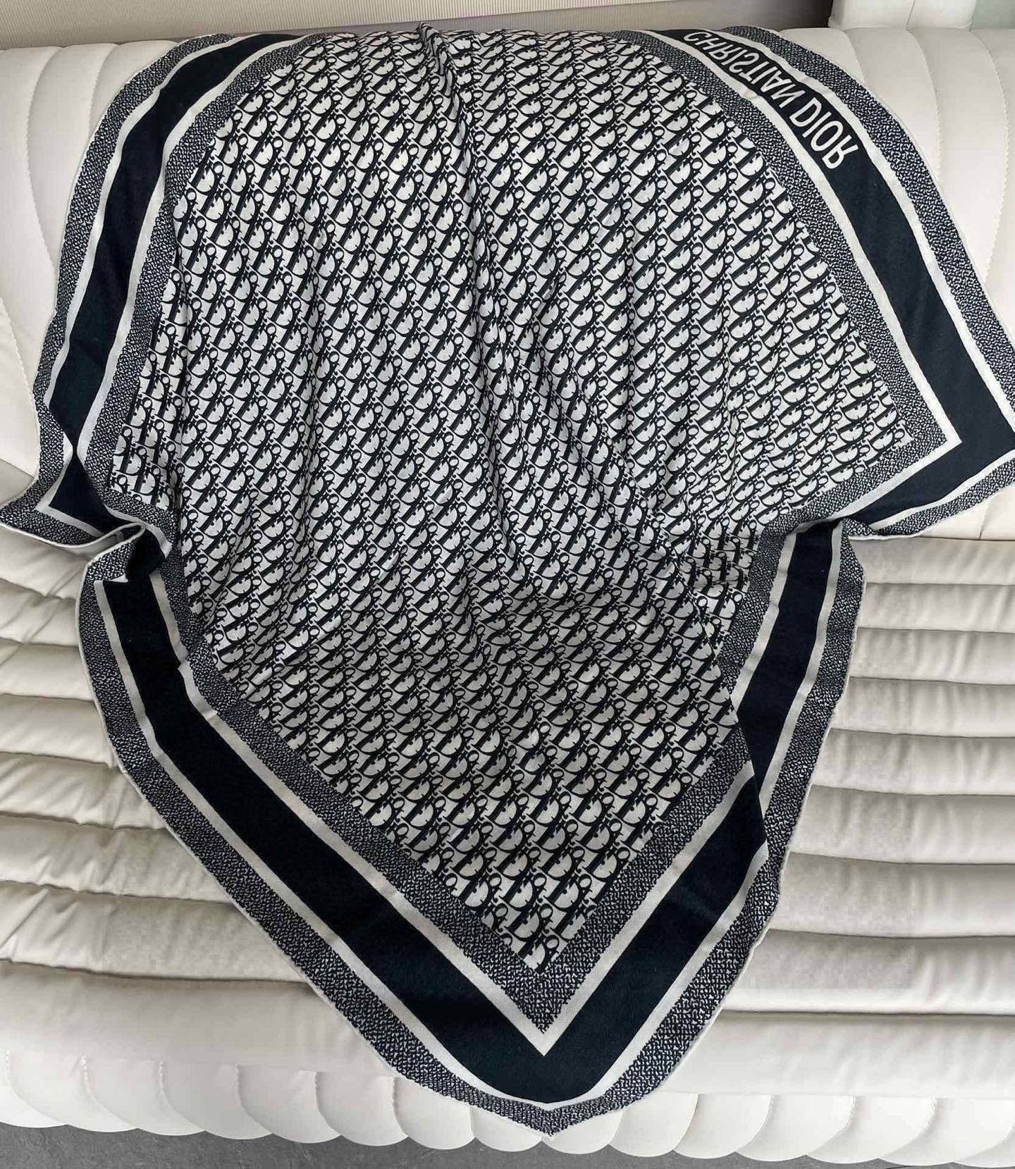   羊绒围巾有了更时尚的玩转！实物这款Dior双面披肩超高级，腔调质感，时髦休闲！！双色撞色的感觉在日常