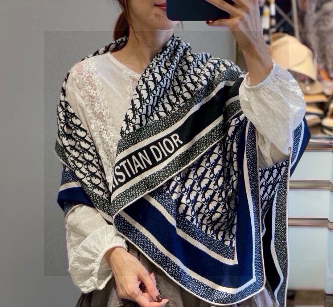   羊绒围巾有了更时尚的玩转！实物这款Dior双面披肩超高级，腔调质感，时髦休闲！！双色撞色的感觉在日常