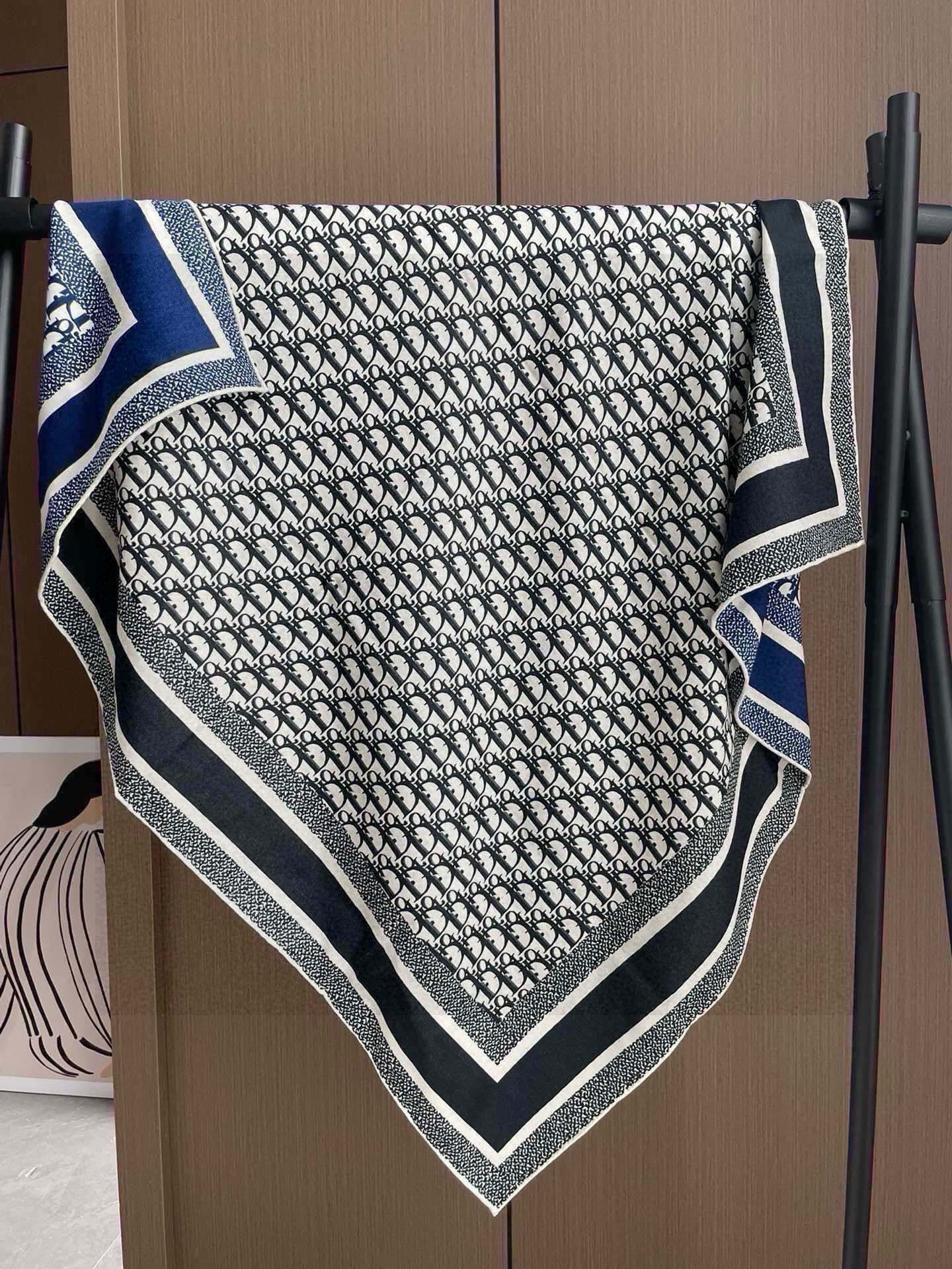   羊绒围巾有了更时尚的玩转！实物这款Dior双面披肩超高级，腔调质感，时髦休闲！！双色撞色的感觉在日常