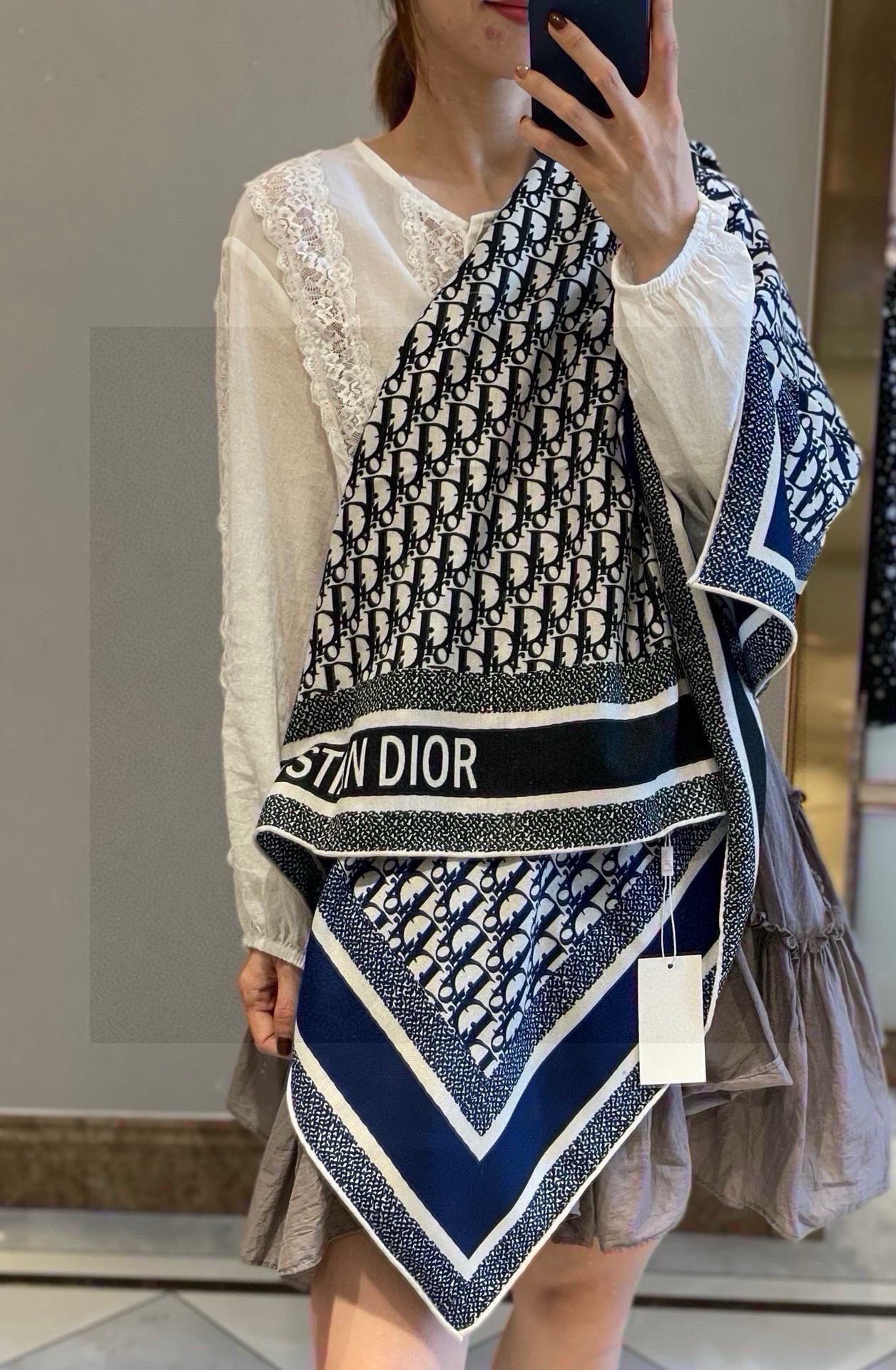   羊绒围巾有了更时尚的玩转！实物这款Dior双面披肩超高级，腔调质感，时髦休闲！！双色撞色的感觉在日常