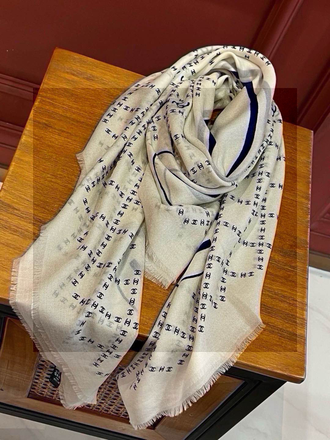  新款💖💖💃🏻💃🏻小香【双C标志网格方巾140】须边羊绒方巾‼️抢‼️VIP推荐 ‼️👍下手一定要快【高