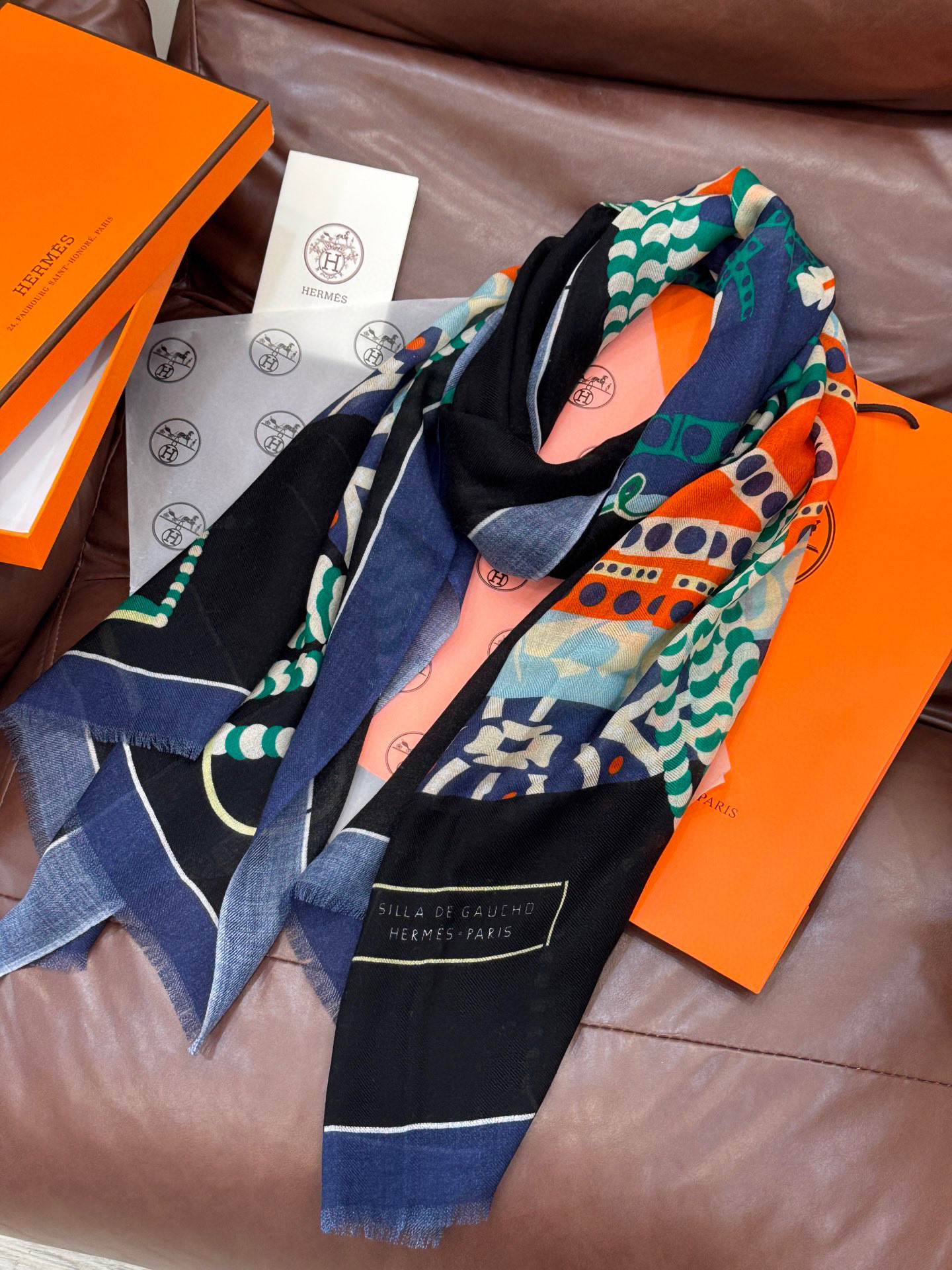  专柜同步 Hermes家买了都说好看【马鞍羊绒长巾】‼️推荐💕顶级工艺超值‼️爱马仕专柜爆款🎁🎁羊绒长