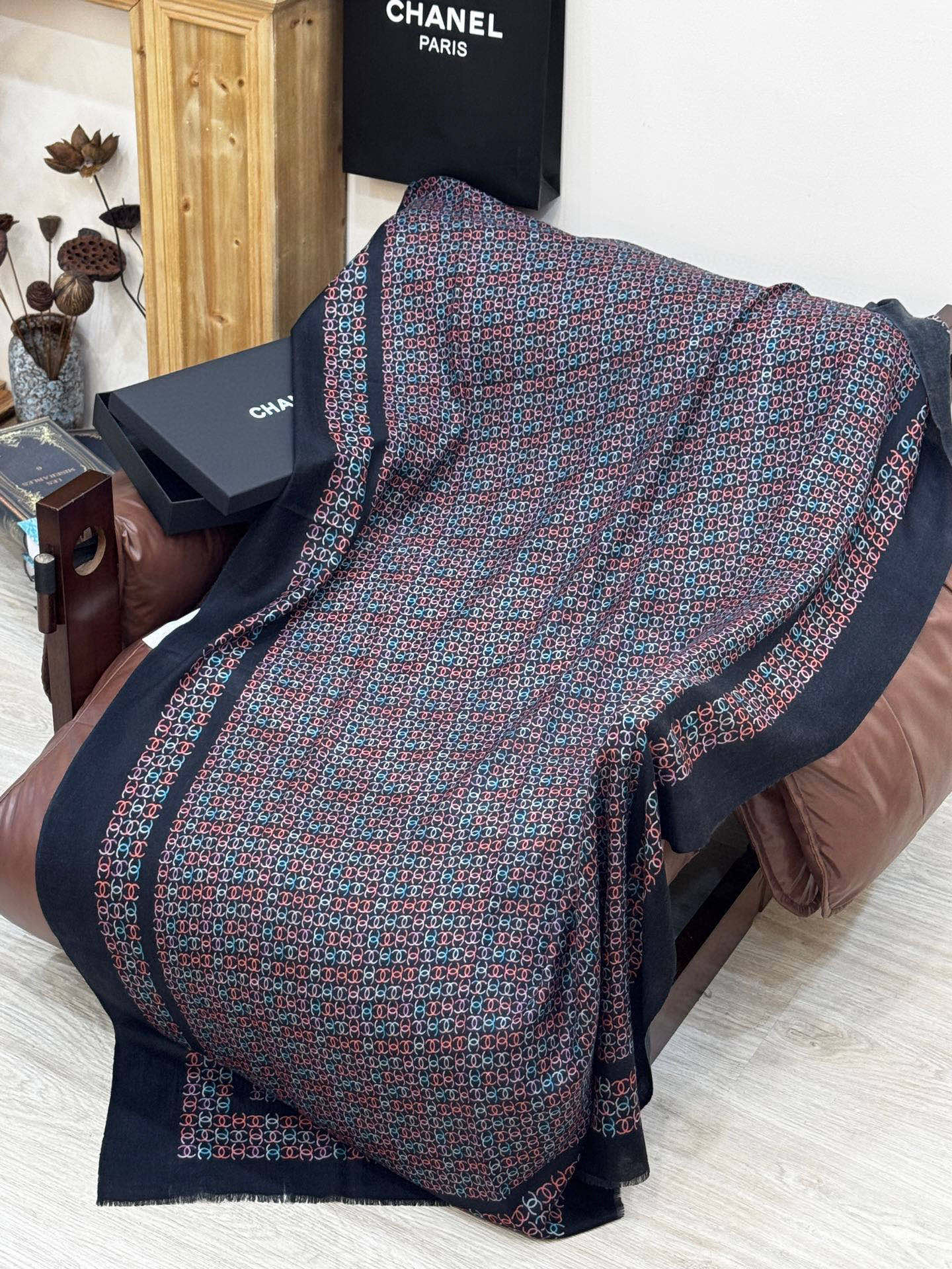  💟2025年秋冬新款 💟CHANEL香奈儿经典元素设计优雅大方，绕在颈间超级完美💋💋简直人间的尤物😍 