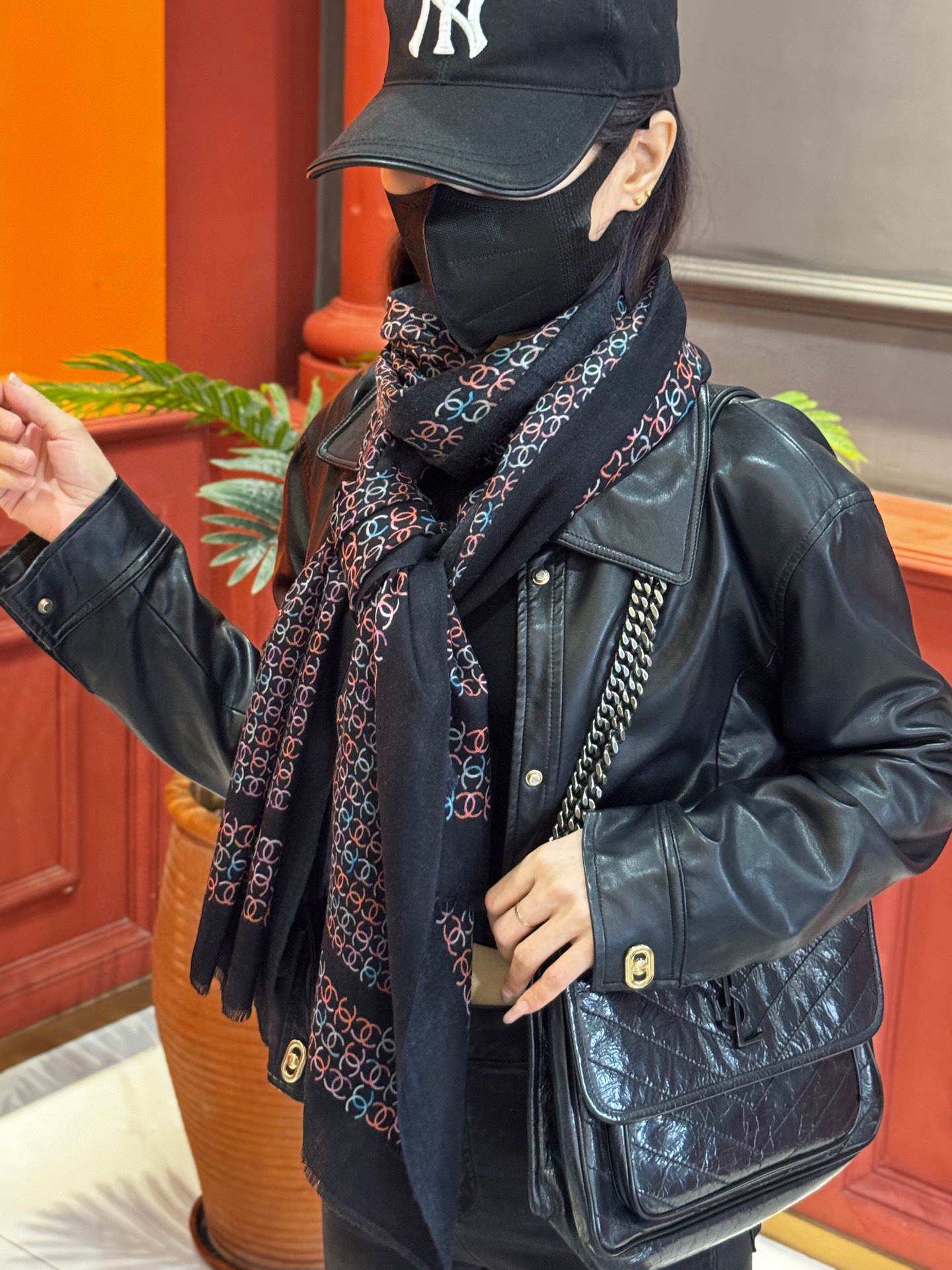  💟2025年秋冬新款 💟CHANEL香奈儿经典元素设计优雅大方，绕在颈间超级完美💋💋简直人间的尤物😍 