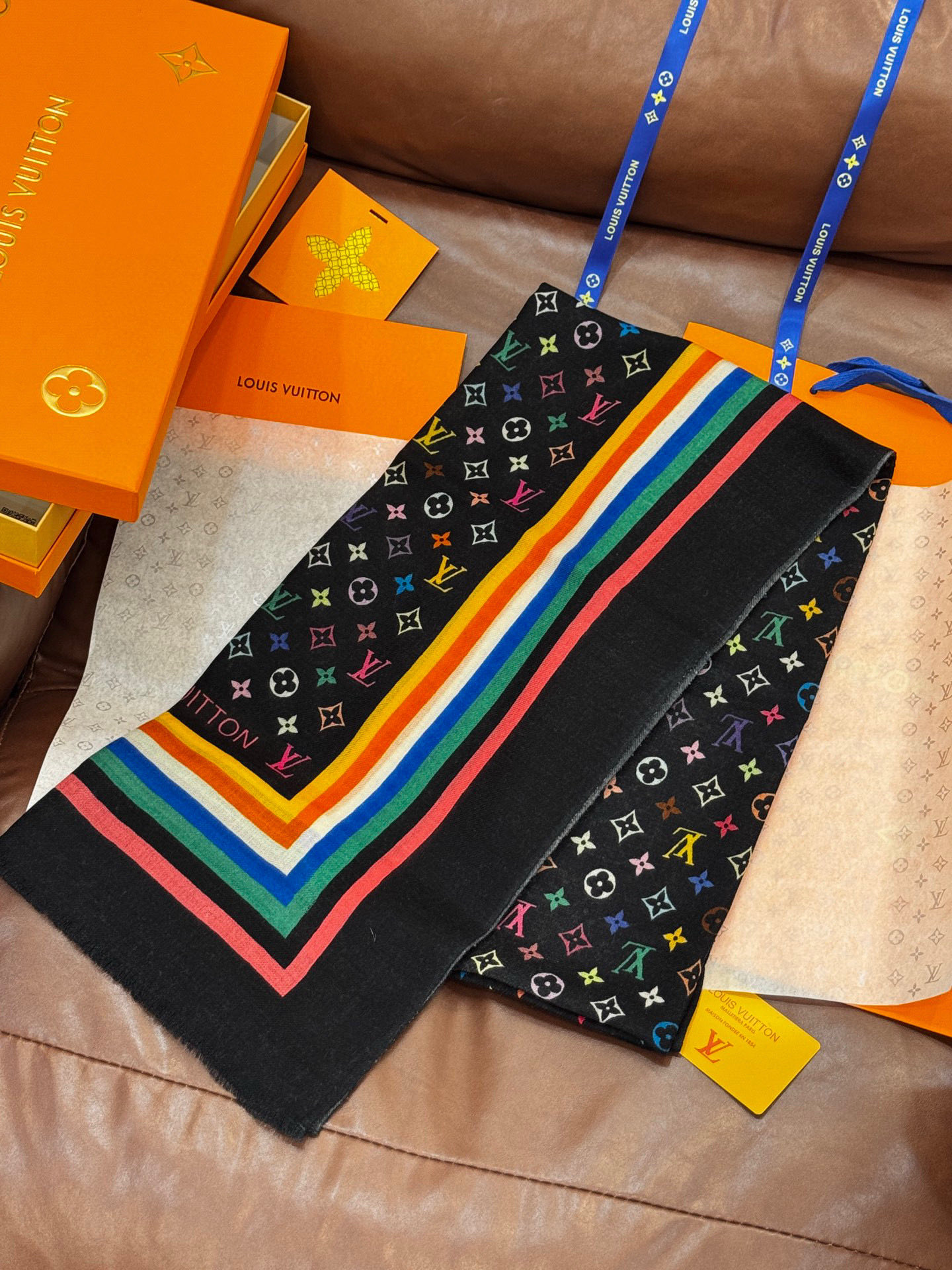  💟25年Iv最火的村上隆三彩羊绒长巾出货了！也可做装裱画，绝美无比，尽显时尚高端大气奢华风格！年度最佳