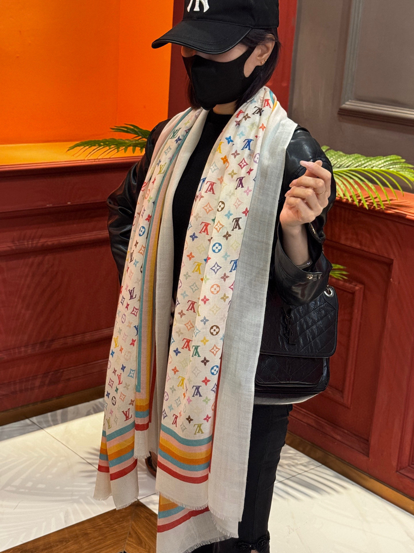  💟25年Iv最火的村上隆三彩羊绒长巾出货了！也可做装裱画，绝美无比，尽显时尚高端大气奢华风格！年度最佳