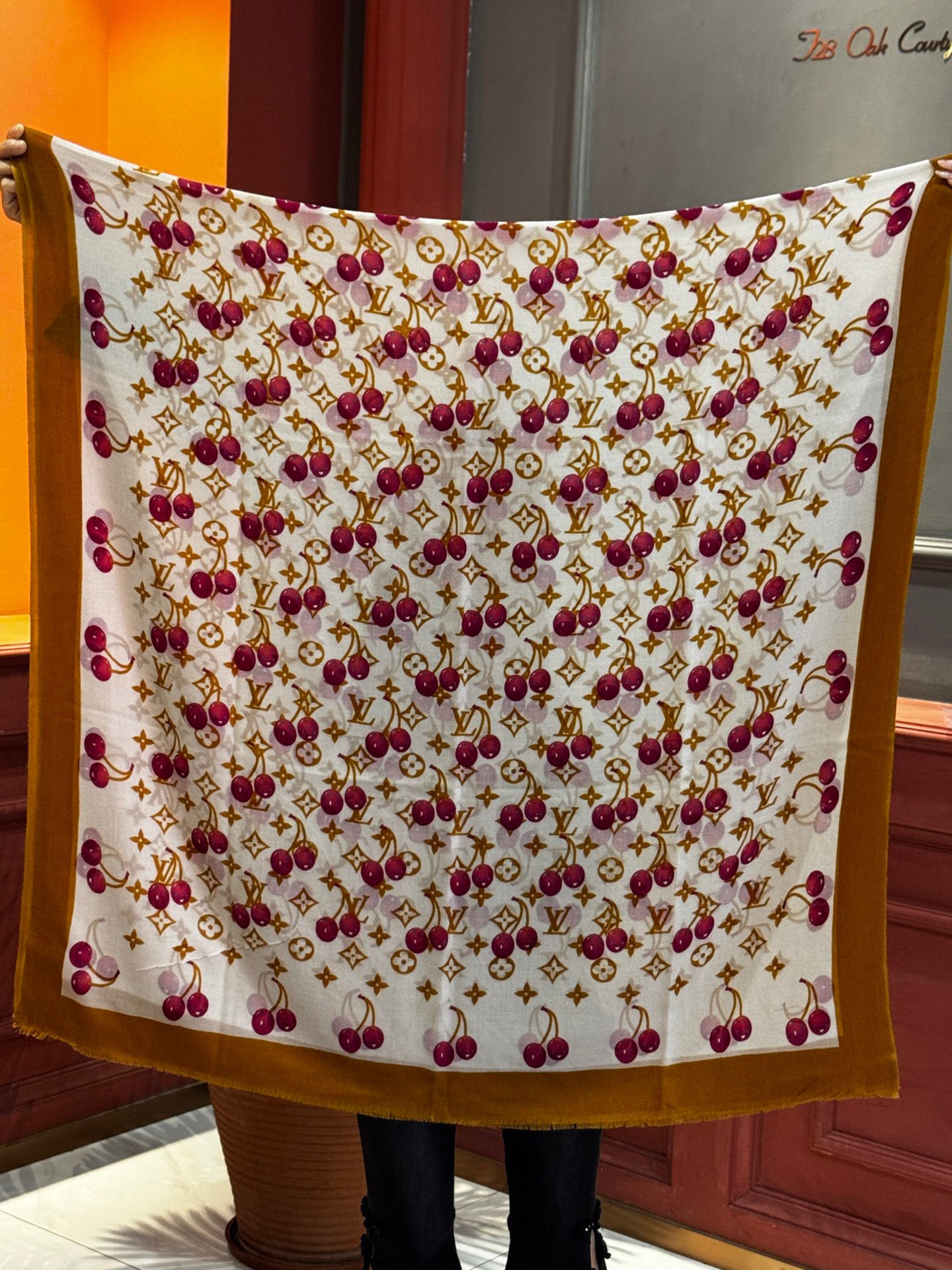  上新💕 。新款樱桃LV羊绒方巾 
LV x TM Monogram Cerise 出自路易威登 x 村