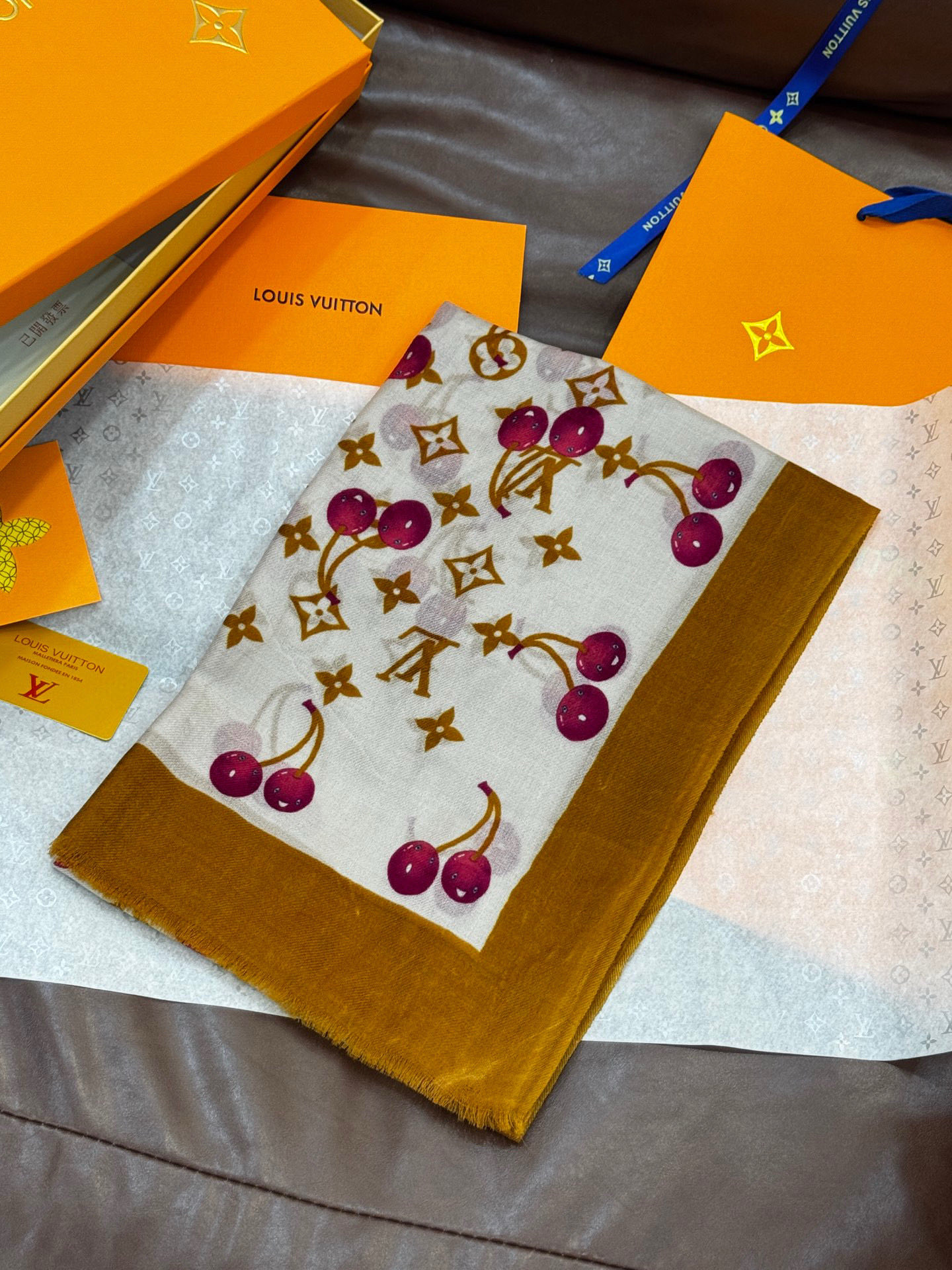  上新💕 。新款樱桃LV羊绒方巾 
LV x TM Monogram Cerise 出自路易威登 x 村