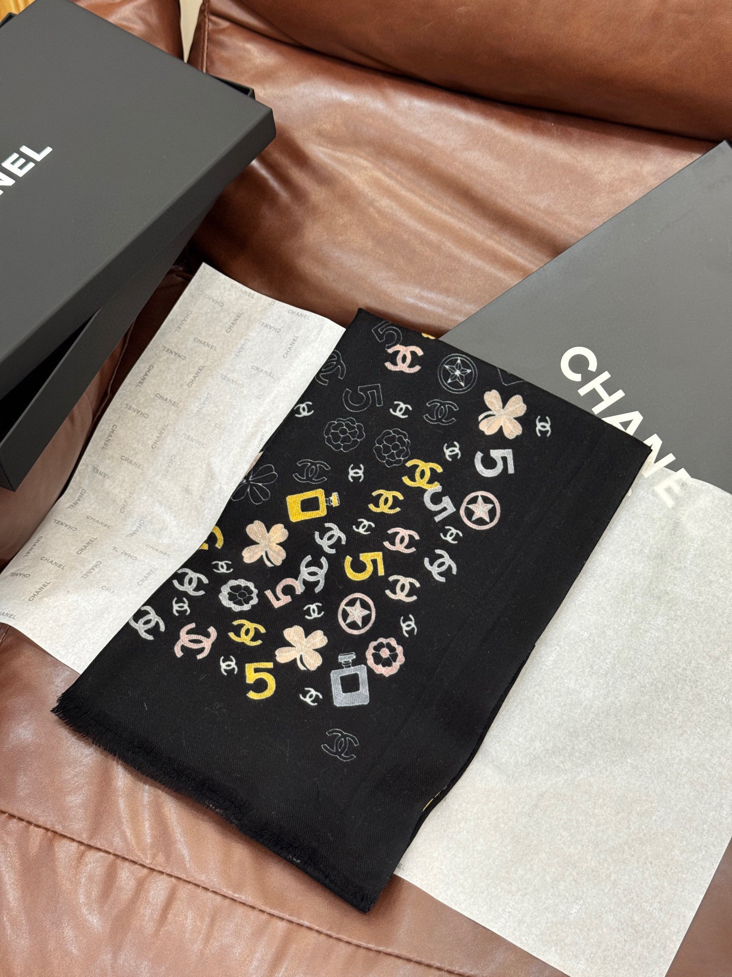  💟CHANEL香奈儿经典元素设计优雅大方，绕在颈间超级完美💋💋简直人间的尤物😍 专柜品质玫瑰长巾100