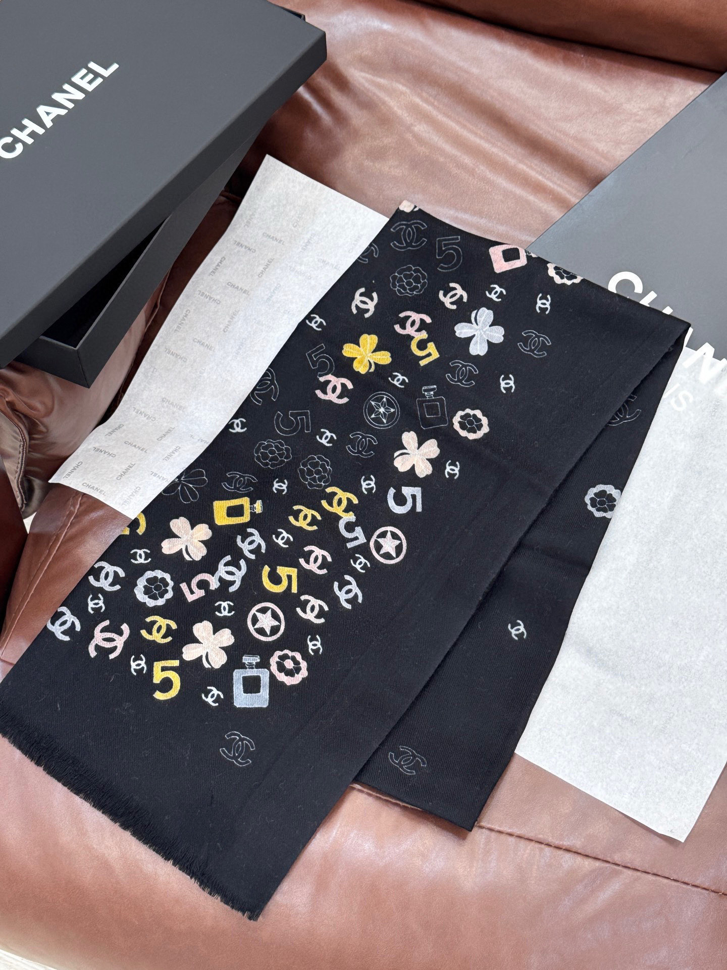  💟CHANEL香奈儿经典元素设计优雅大方，绕在颈间超级完美💋💋简直人间的尤物😍 专柜品质玫瑰长巾100