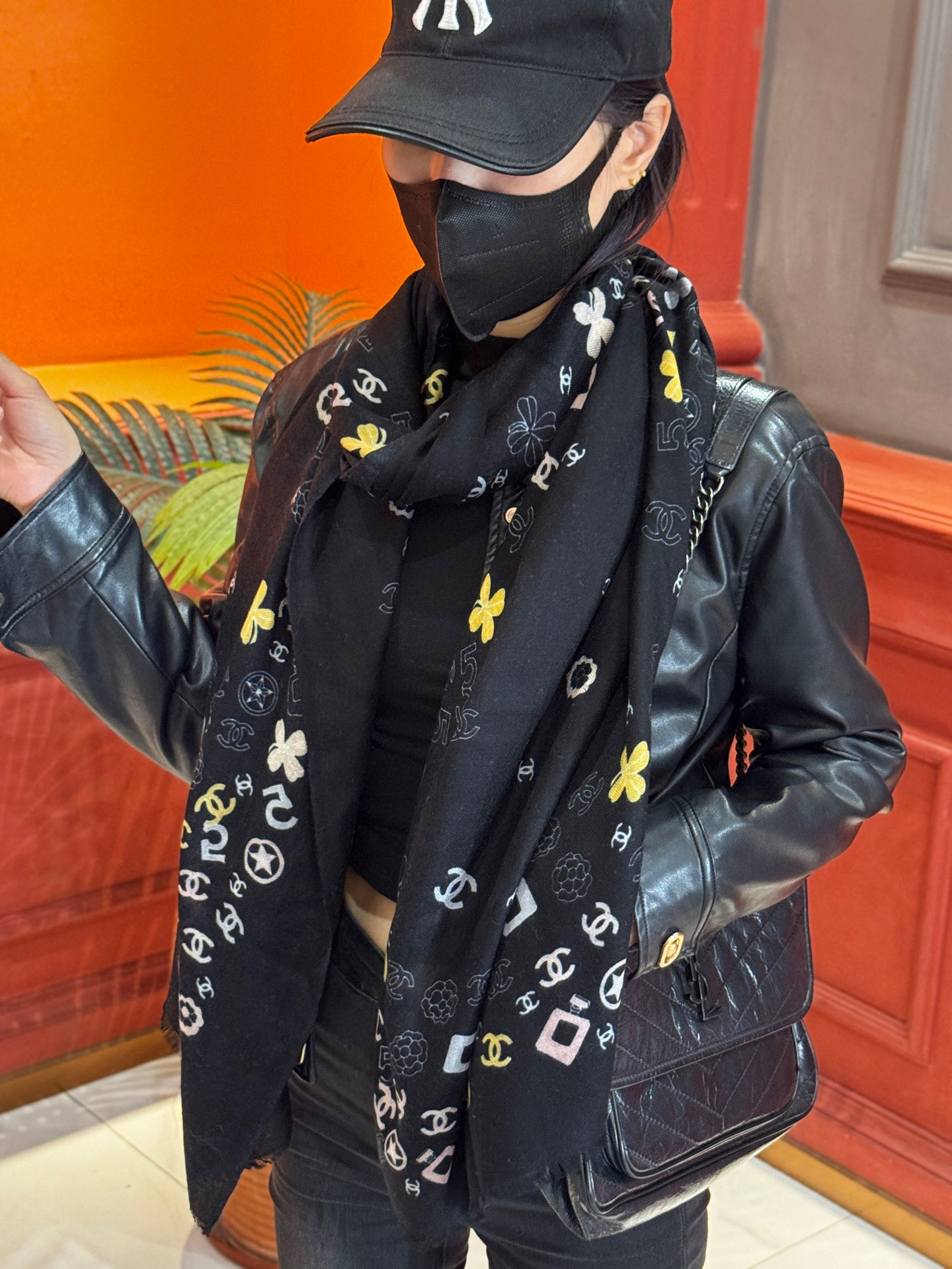  💟CHANEL香奈儿经典元素设计优雅大方，绕在颈间超级完美💋💋简直人间的尤物😍 专柜品质玫瑰长巾100