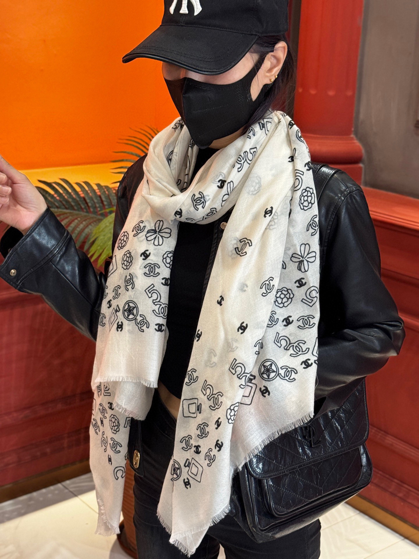  💟CHANEL香奈儿经典元素设计优雅大方，绕在颈间超级完美💋💋简直人间的尤物😍 专柜品质玫瑰长巾100