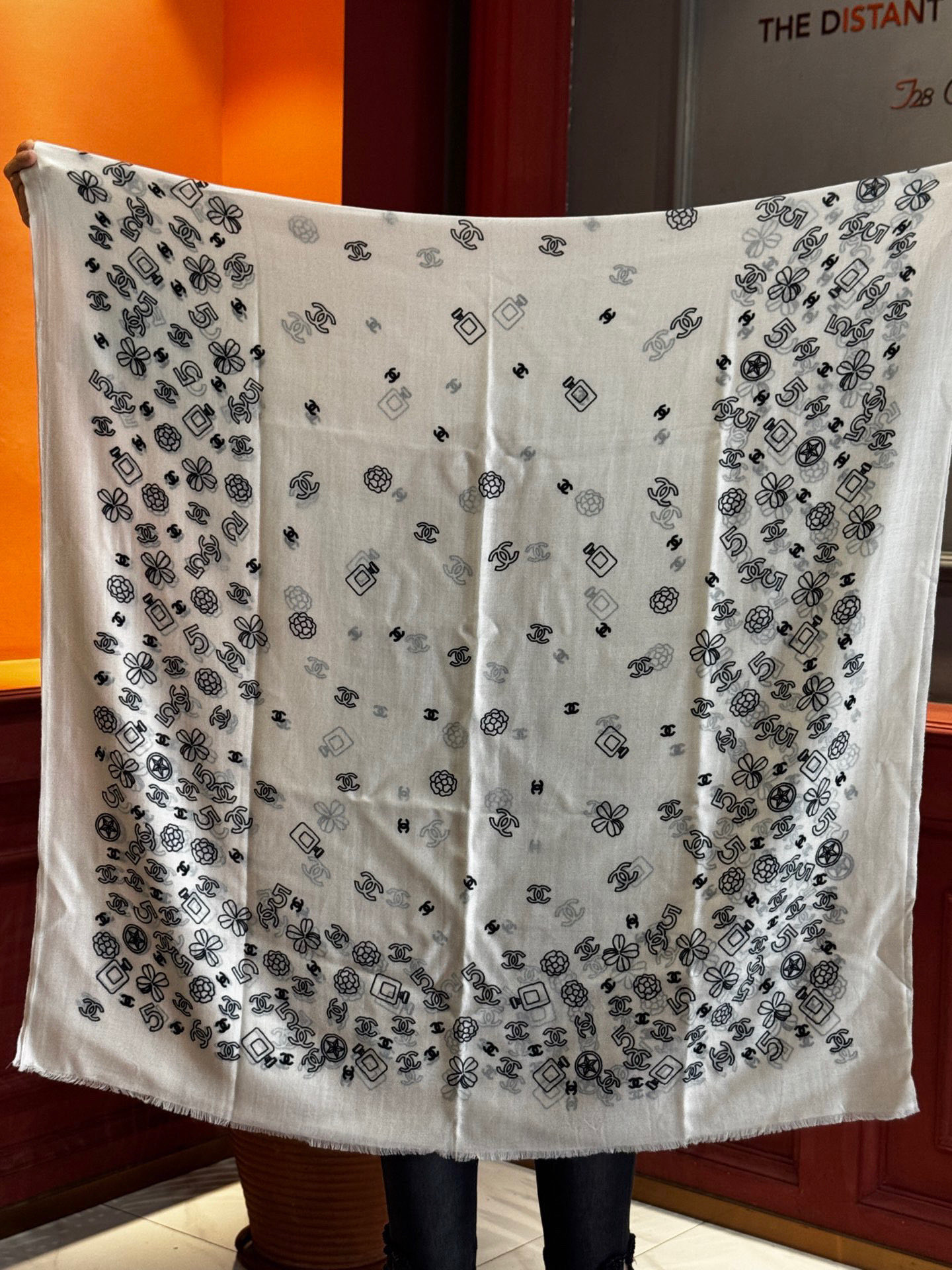  💟CHANEL香奈儿经典元素设计优雅大方，绕在颈间超级完美💋💋简直人间的尤物😍 专柜品质玫瑰长巾100