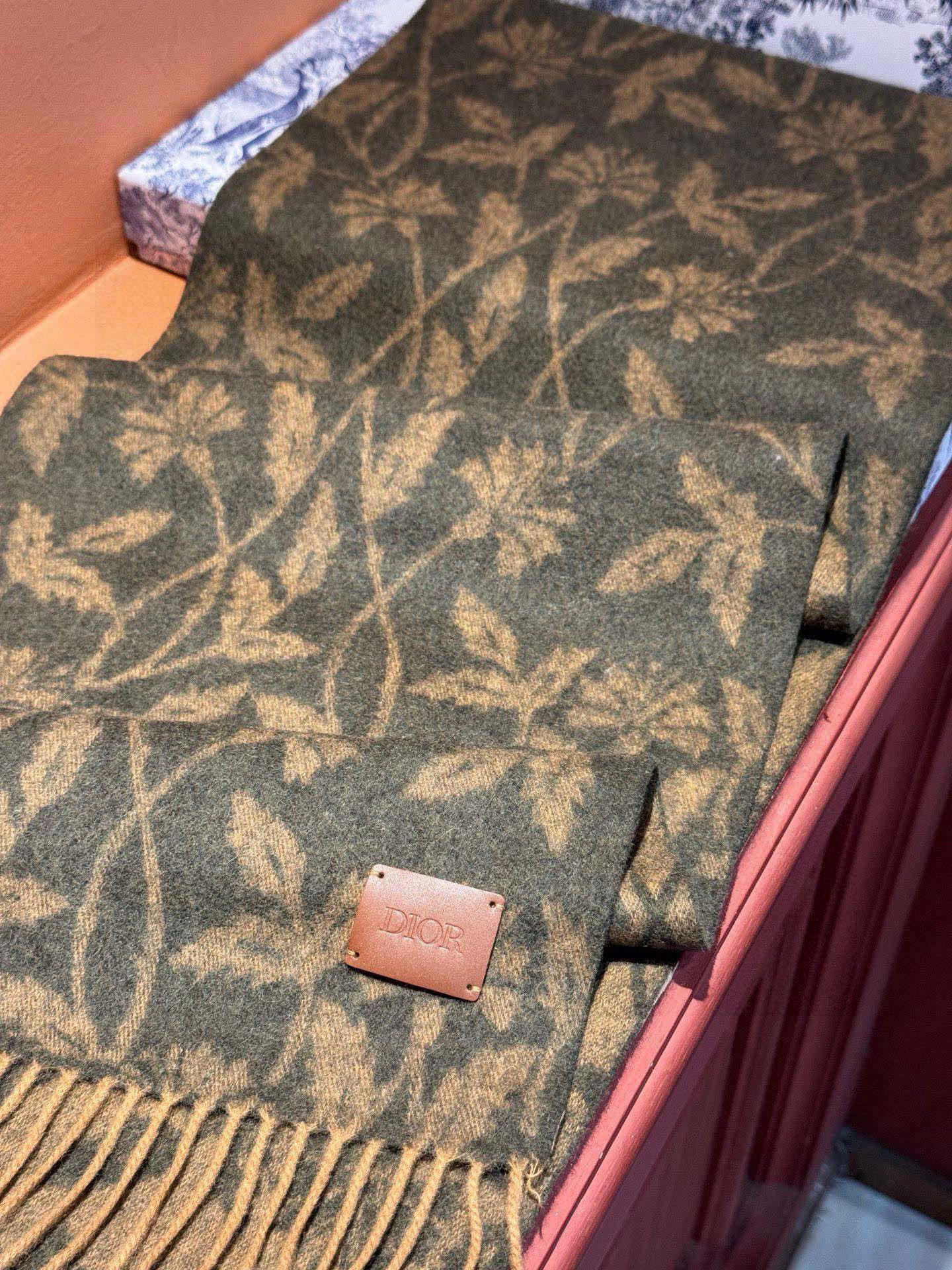   DIOR👍巴黎时装展商务男士女士羊绒围巾。代工厂臻选上乘的超细羊绒纤维 进行纯手工精梳处理 耗时耗力