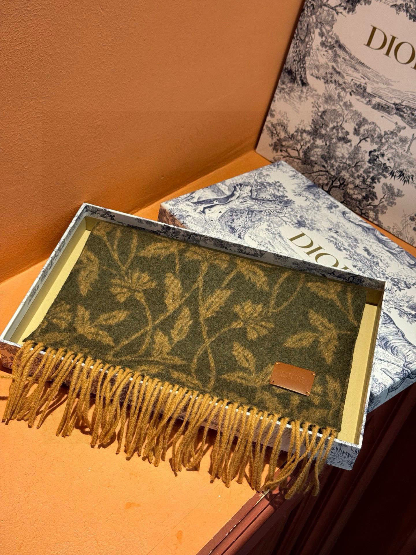   DIOR👍巴黎时装展商务男士女士羊绒围巾。代工厂臻选上乘的超细羊绒纤维 进行纯手工精梳处理 耗时耗力