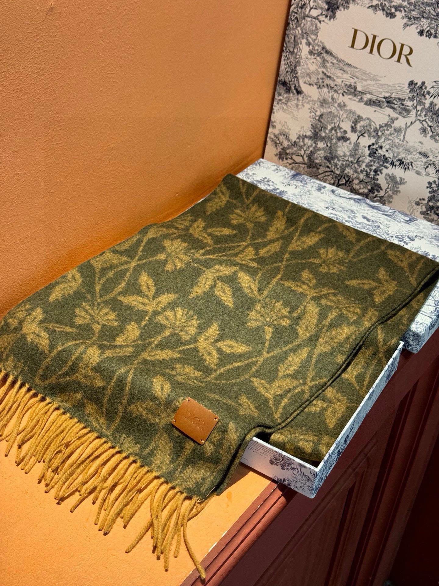   DIOR👍巴黎时装展商务男士女士羊绒围巾。代工厂臻选上乘的超细羊绒纤维 进行纯手工精梳处理 耗时耗力