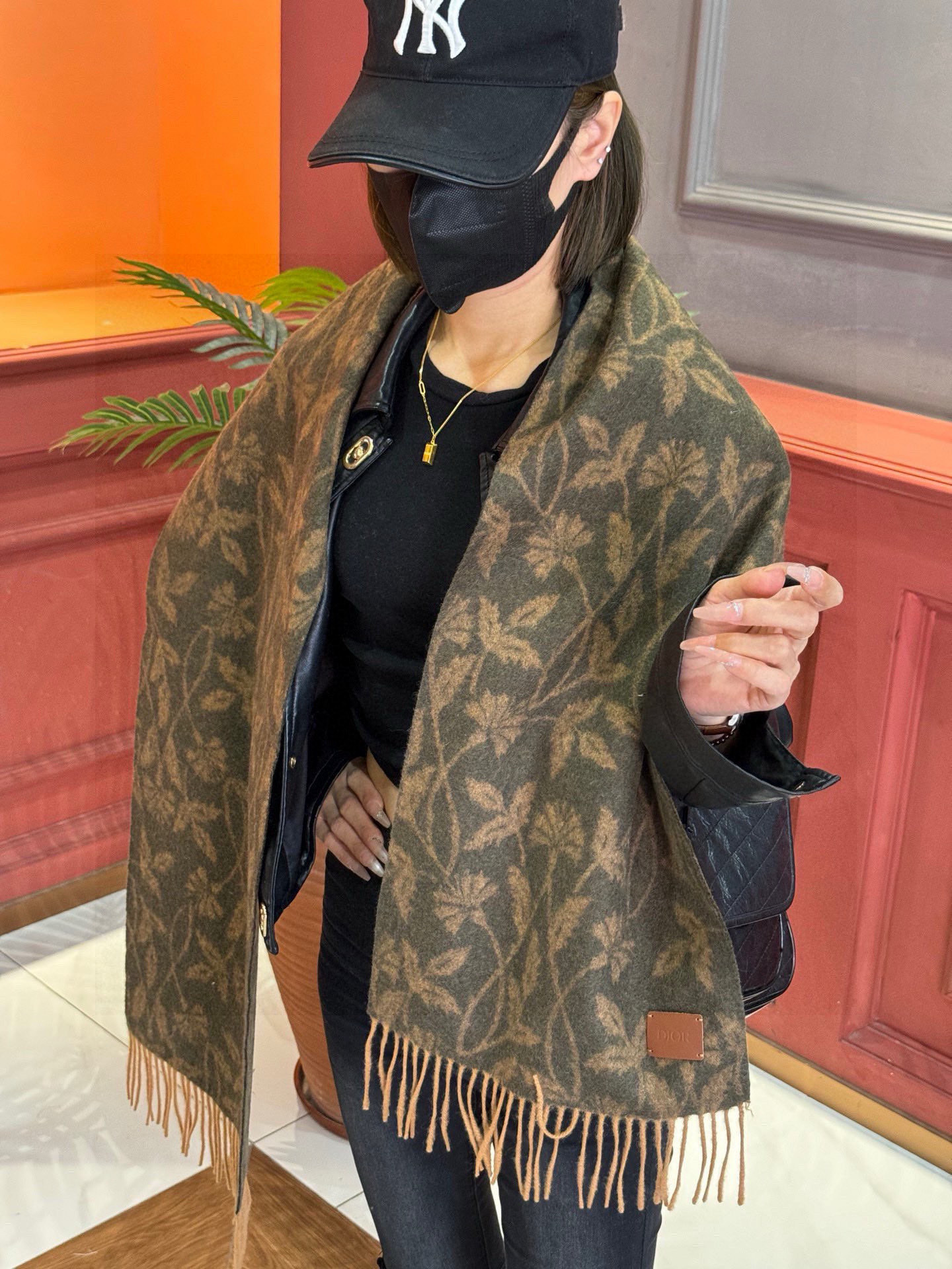   DIOR👍巴黎时装展商务男士女士羊绒围巾。代工厂臻选上乘的超细羊绒纤维 进行纯手工精梳处理 耗时耗力