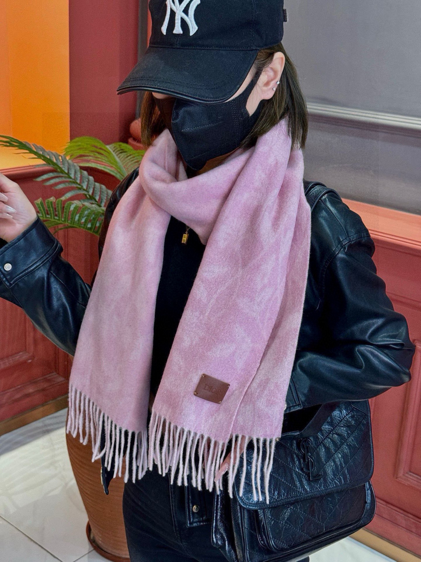   DIOR👍巴黎时装展商务男士女士羊绒围巾。代工厂臻选上乘的超细羊绒纤维 进行纯手工精梳处理 耗时耗力