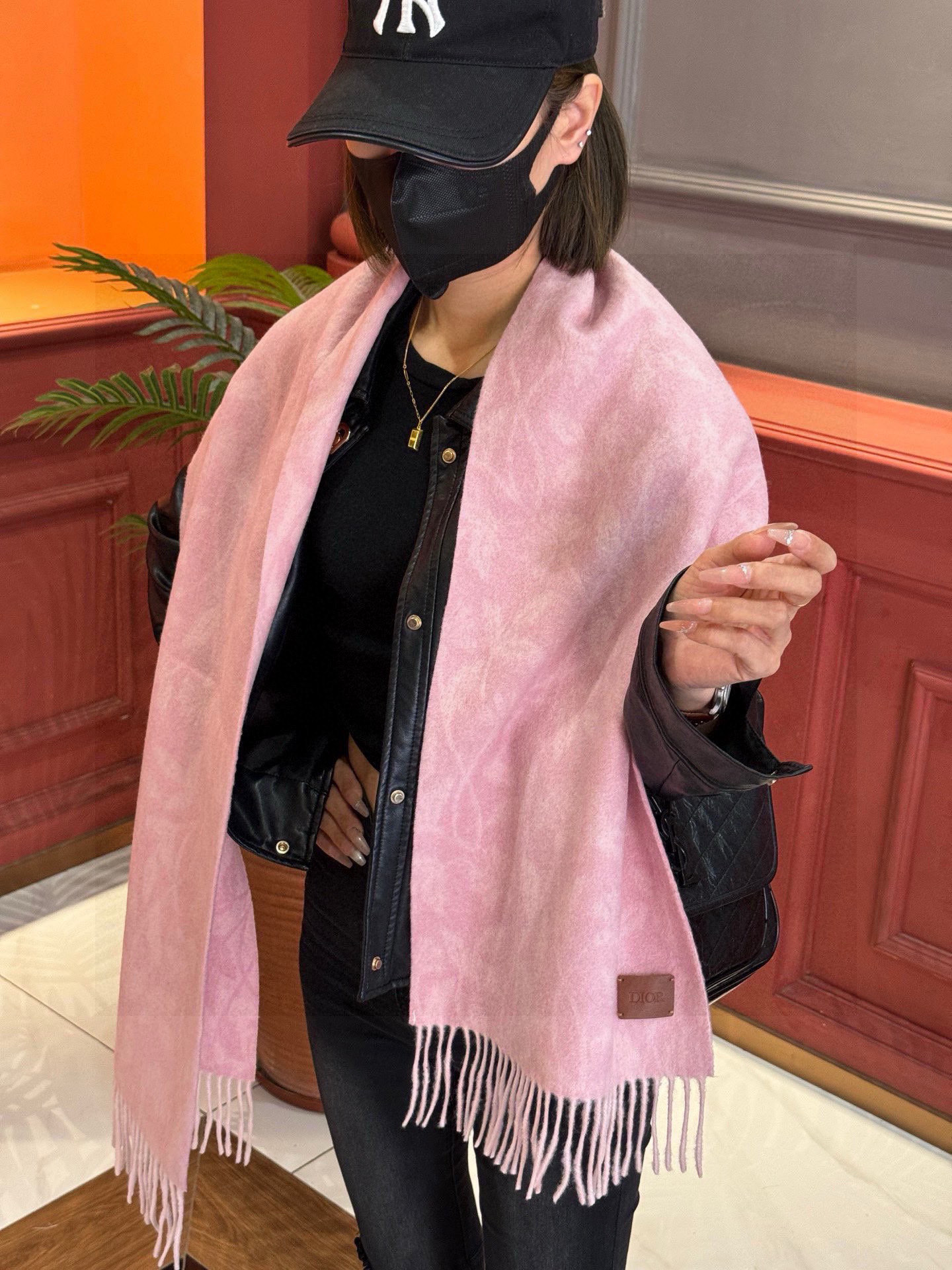 NO:338609,DIOR Paris Fashion Exhibition Business Men's Women's Cashmere Scarf OEM Factory selected the best ultra-fine cashmere fiber. It is purely hand-combed, which consumes time and effort. Then soaked in clear spring water to make the cashmere fiber present a unique fluffy texture. The feel is so delicate. Finally, with exquisite imprinting and ironing technology, it has a luxurious and soft surface luster. The process is particularly complicated. Using Mongolian Plateau fine cashmere!  !  The touch is full of delicate fluff!  This price is absolutely 100% affordable!  Exquisite embroidery craftsmanship!  It’s good to keep your own gifts!  Absolutely good product!  Size 30*164+8*2 high-version scarf, high-version scarf, dior19860909DIOR巴黎时装展商务男士女士羊绒围巾代工厂臻选上乘的超细羊绒纤维 进行纯手工精梳处理 耗时耗力 再以清泉水浸泡涤荡 使羊绒纤维呈现出独特的蓬松质感 手感才如此细腻 最后以考究压印与熨烫工艺 才有奢华柔和的表面光泽 工艺特别复杂哦采用蒙古高原细羊绒！！手感满满地都是细腻的绒毛！这个价格绝对百分之百的实惠！精湛绝伦的绣字工艺！送礼自留都不错！绝对好货！尺寸30*164+8*2高版本围巾,高版本围巾,dior,scarf