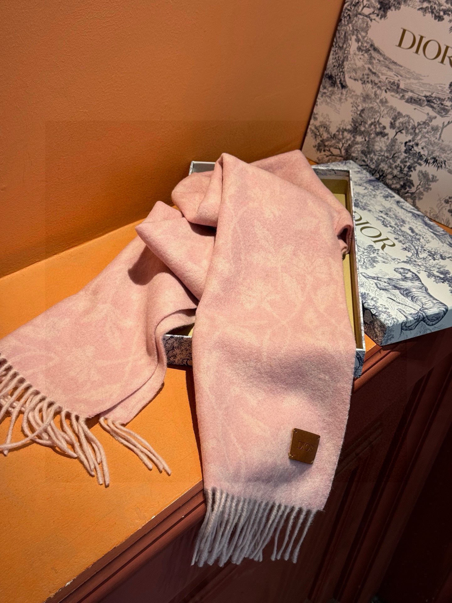   DIOR👍巴黎时装展商务男士女士羊绒围巾。代工厂臻选上乘的超细羊绒纤维 进行纯手工精梳处理 耗时耗力