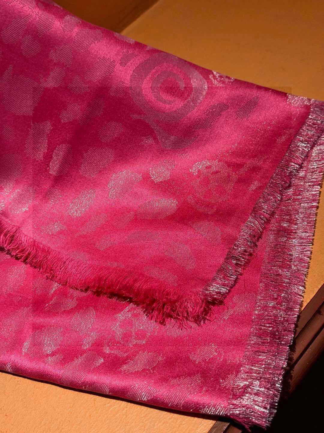  超美的银色鬼头~防冷气又时髦的单品💋麦昆 新品.永远都不会嫌多的款~❣️MCQ麦昆永恒经典的骷髅头‼️