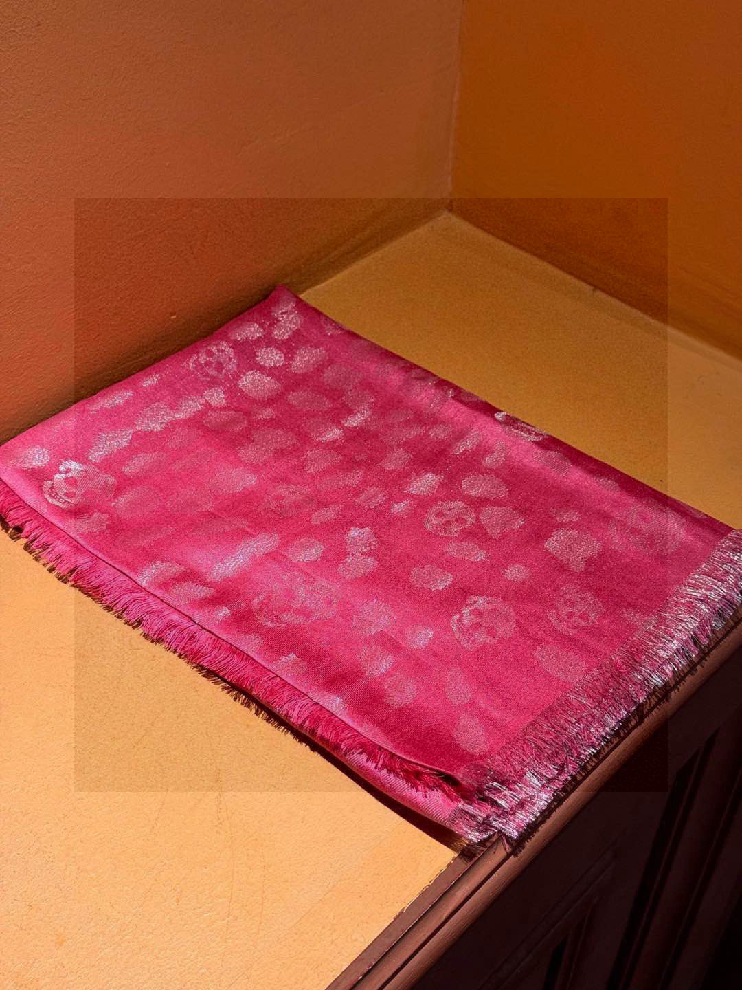  超美的银色鬼头~防冷气又时髦的单品💋麦昆 新品.永远都不会嫌多的款~❣️MCQ麦昆永恒经典的骷髅头‼️