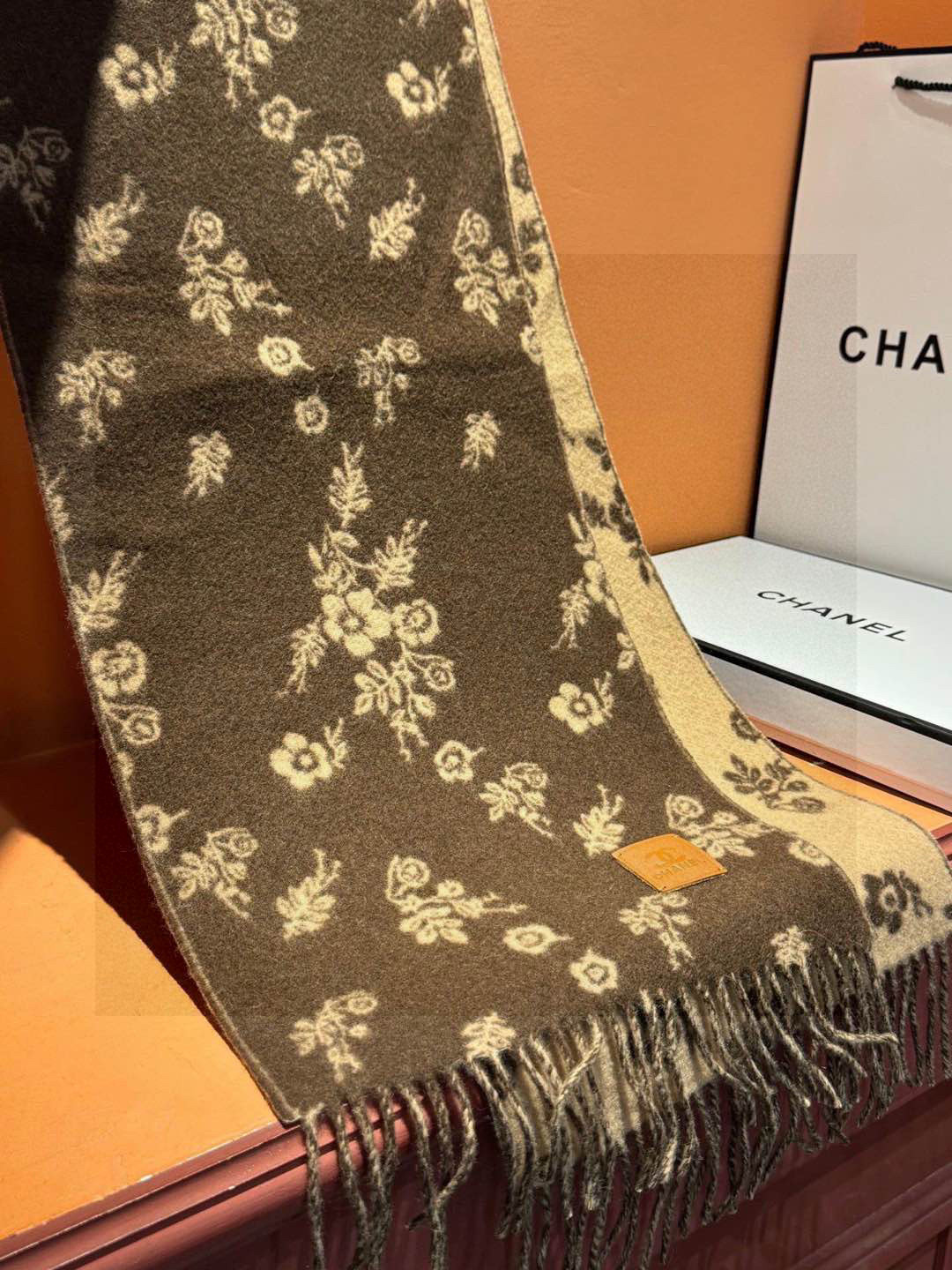   香奈儿 。代工厂臻选上乘的超细羊绒纤维 进行纯手工精梳处理 耗时耗力 再以清泉水浸泡涤荡 使羊绒纤维