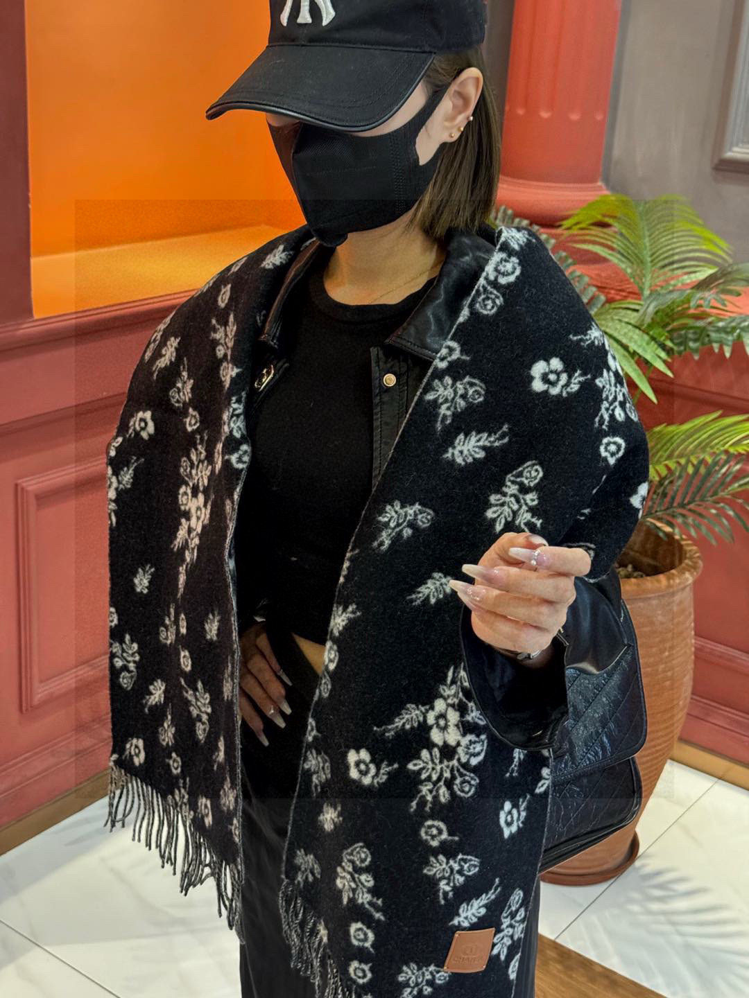   香奈儿 。代工厂臻选上乘的超细羊绒纤维 进行纯手工精梳处理 耗时耗力 再以清泉水浸泡涤荡 使羊绒纤维