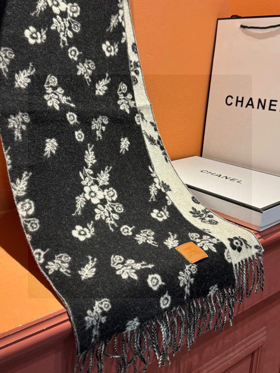   香奈儿 。代工厂臻选上乘的超细羊绒纤维 进行纯手工精梳处理 耗时耗力 再以清泉水浸泡涤荡 使羊绒纤维