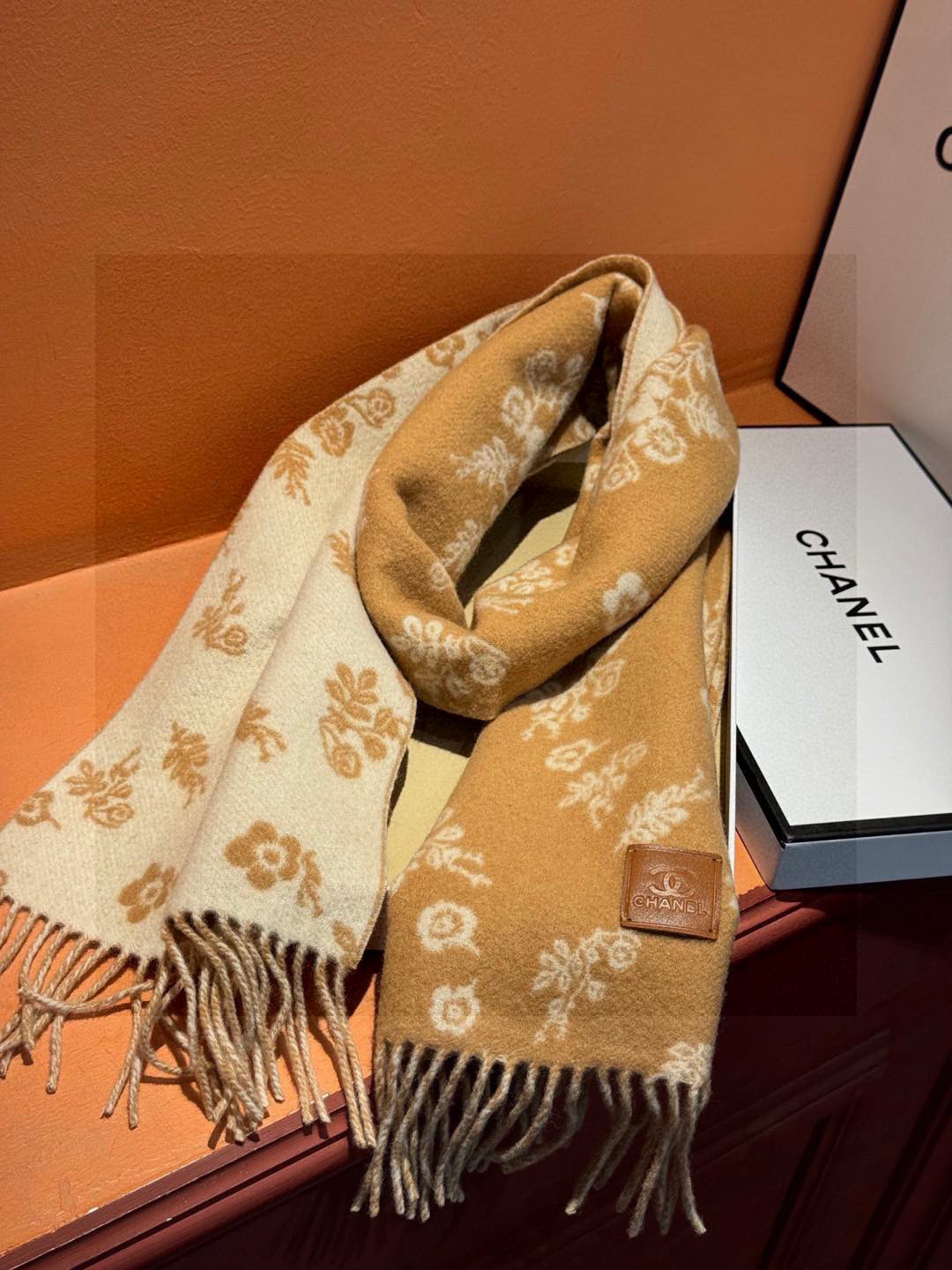   香奈儿 。代工厂臻选上乘的超细羊绒纤维 进行纯手工精梳处理 耗时耗力 再以清泉水浸泡涤荡 使羊绒纤维