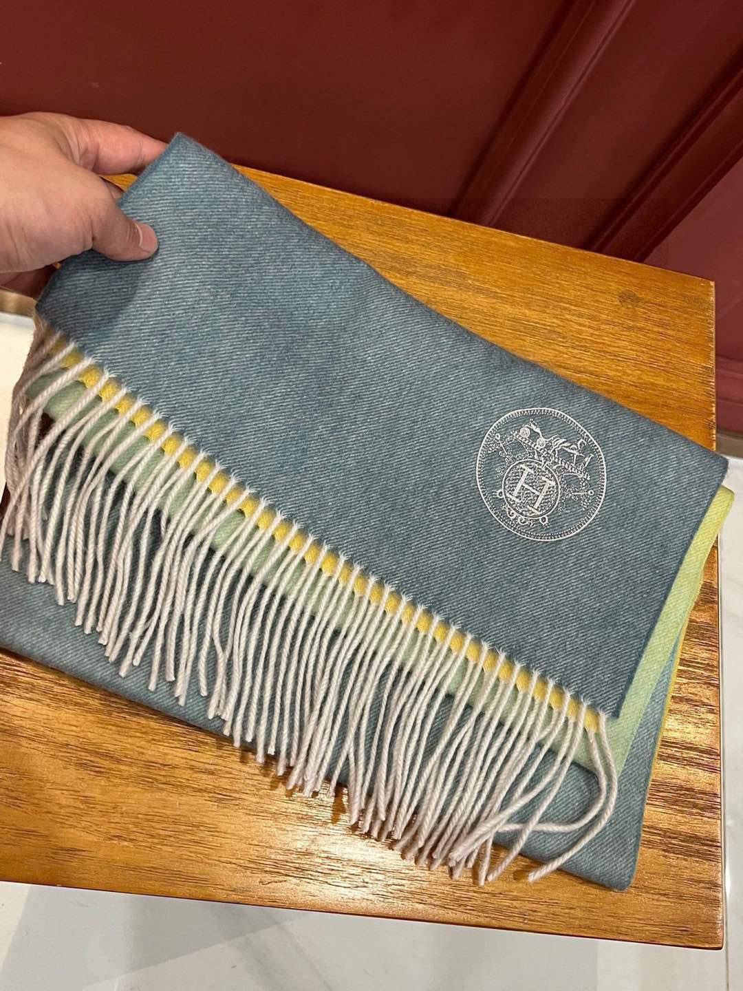  ✨✨太美了😍 爱马仕 美到要尖叫😱专柜最新款🎊英伦欧美范儿「多色渐变」又是一款即时尚又实用的大围巾&长