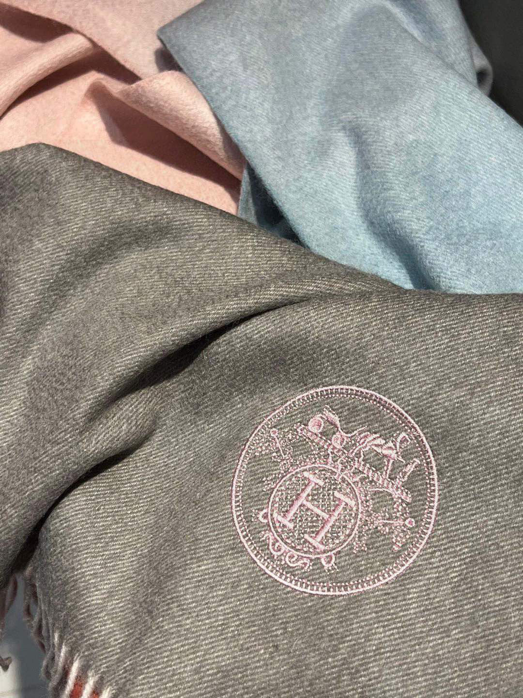  ✨✨太美了😍 爱马仕 美到要尖叫😱专柜最新款🎊英伦欧美范儿「多色渐变」又是一款即时尚又实用的大围巾&长