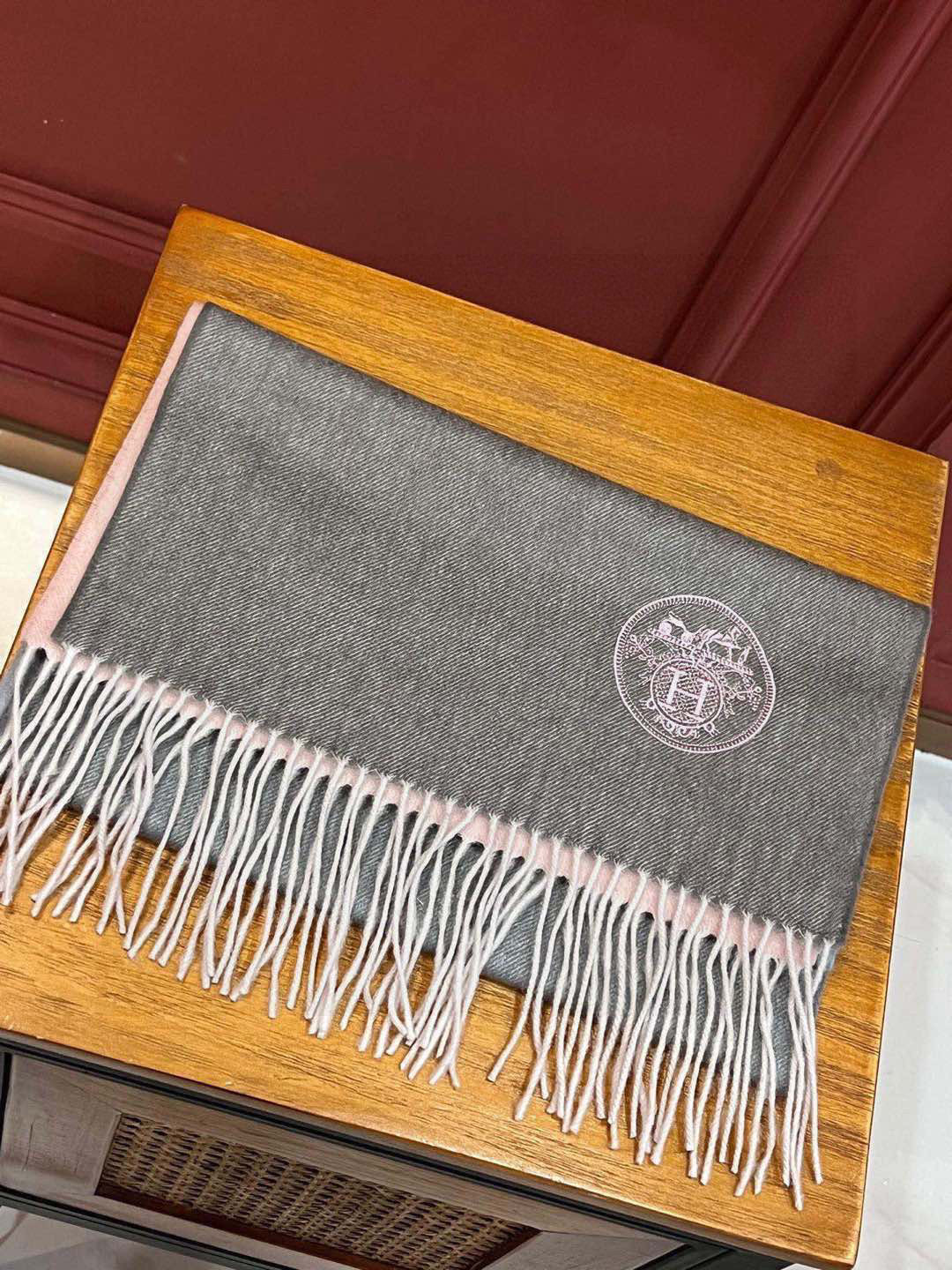  ✨✨太美了😍 爱马仕 美到要尖叫😱专柜最新款🎊英伦欧美范儿「多色渐变」又是一款即时尚又实用的大围巾&长