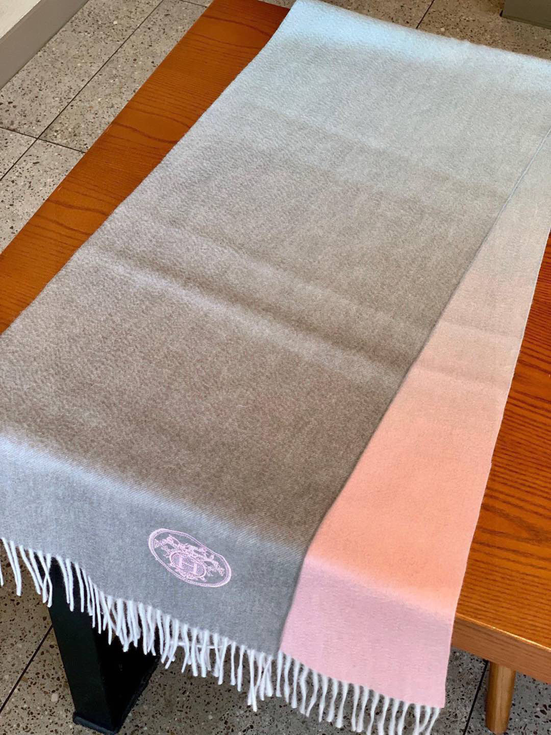  ✨✨太美了😍 爱马仕 美到要尖叫😱专柜最新款🎊英伦欧美范儿「多色渐变」又是一款即时尚又实用的大围巾&长