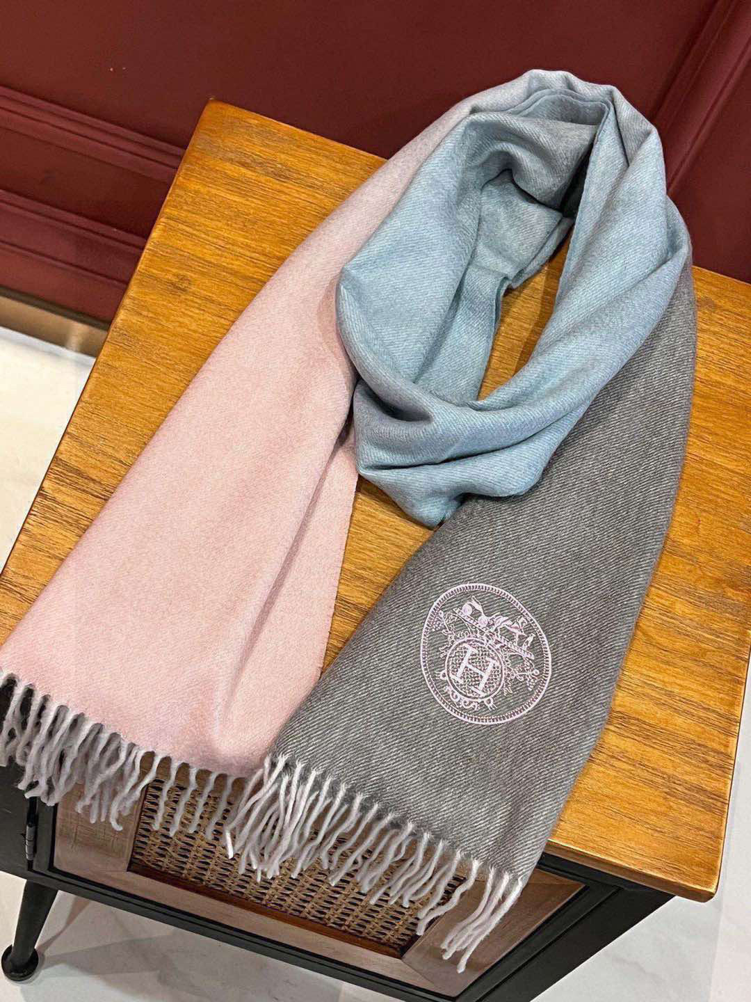  ✨✨太美了😍 爱马仕 美到要尖叫😱专柜最新款🎊英伦欧美范儿「多色渐变」又是一款即时尚又实用的大围巾&长