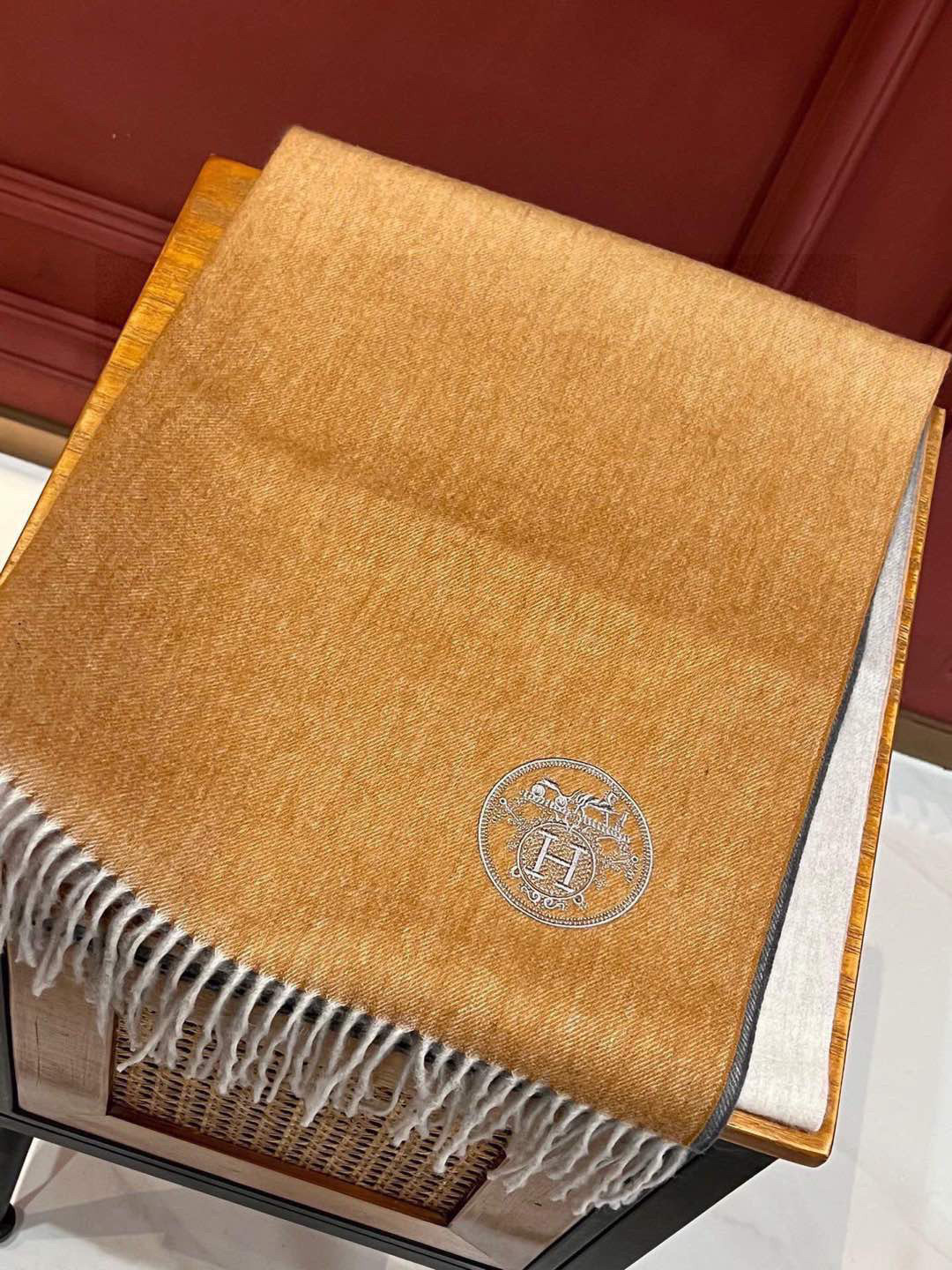  ✨✨太美了😍 爱马仕 美到要尖叫😱专柜最新款🎊英伦欧美范儿「多色渐变」又是一款即时尚又实用的大围巾&长