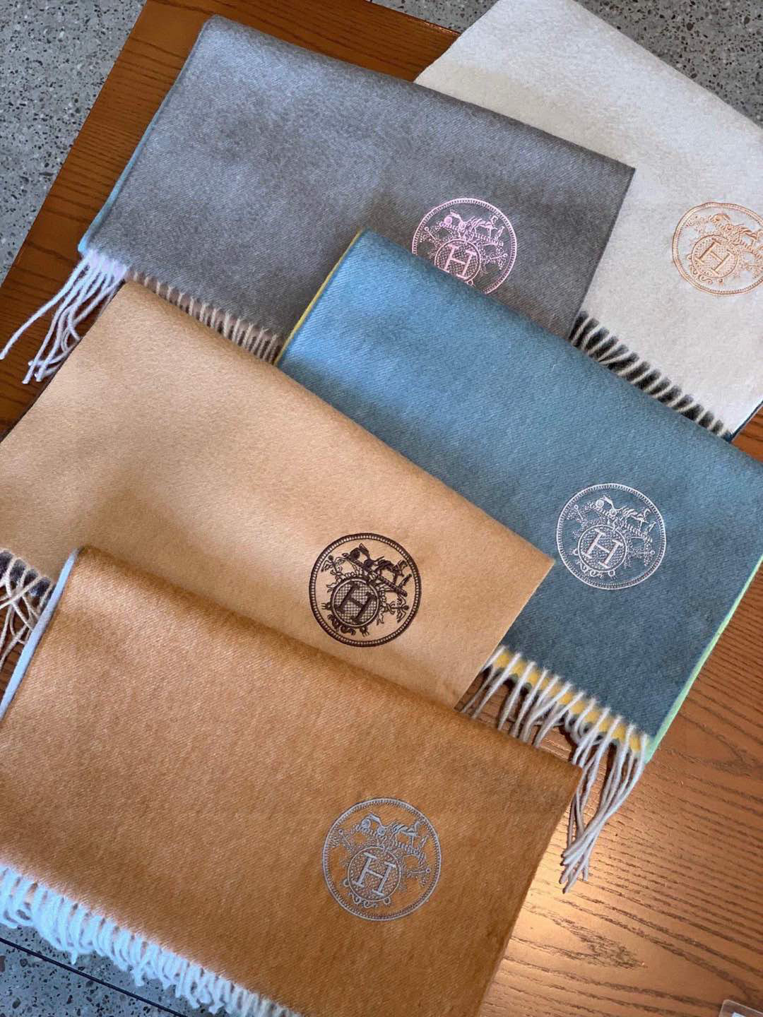  ✨✨太美了😍 爱马仕 美到要尖叫😱专柜最新款🎊英伦欧美范儿「多色渐变」又是一款即时尚又实用的大围巾&长