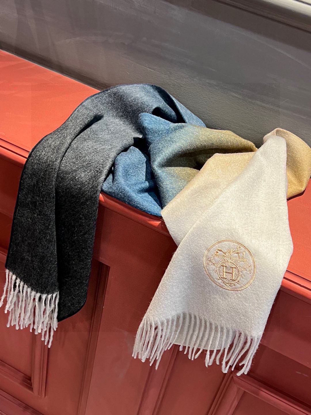  ✨✨太美了😍 爱马仕 美到要尖叫😱专柜最新款🎊英伦欧美范儿「多色渐变」又是一款即时尚又实用的大围巾&长