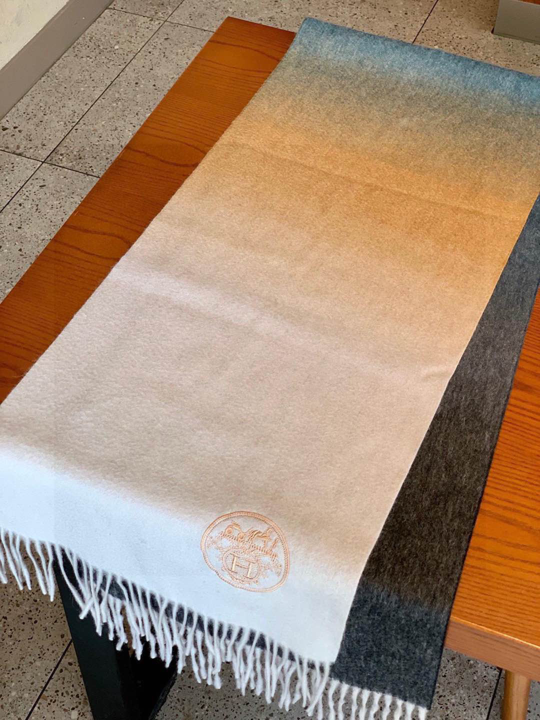  ✨✨太美了😍 爱马仕 美到要尖叫😱专柜最新款🎊英伦欧美范儿「多色渐变」又是一款即时尚又实用的大围巾&长