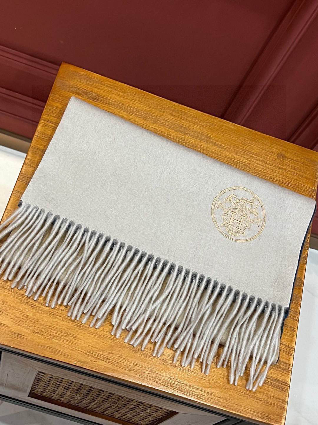  ✨✨太美了😍 爱马仕 美到要尖叫😱专柜最新款🎊英伦欧美范儿「多色渐变」又是一款即时尚又实用的大围巾&长