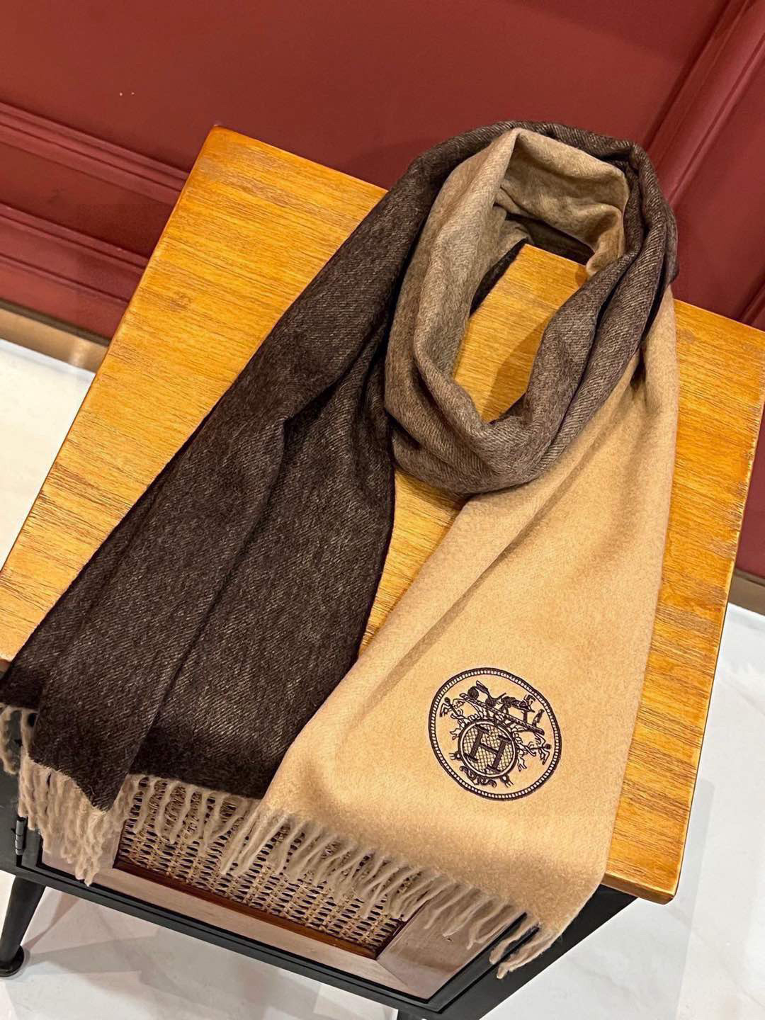  ✨✨太美了😍 爱马仕 美到要尖叫😱专柜最新款🎊英伦欧美范儿「多色渐变」又是一款即时尚又实用的大围巾&长