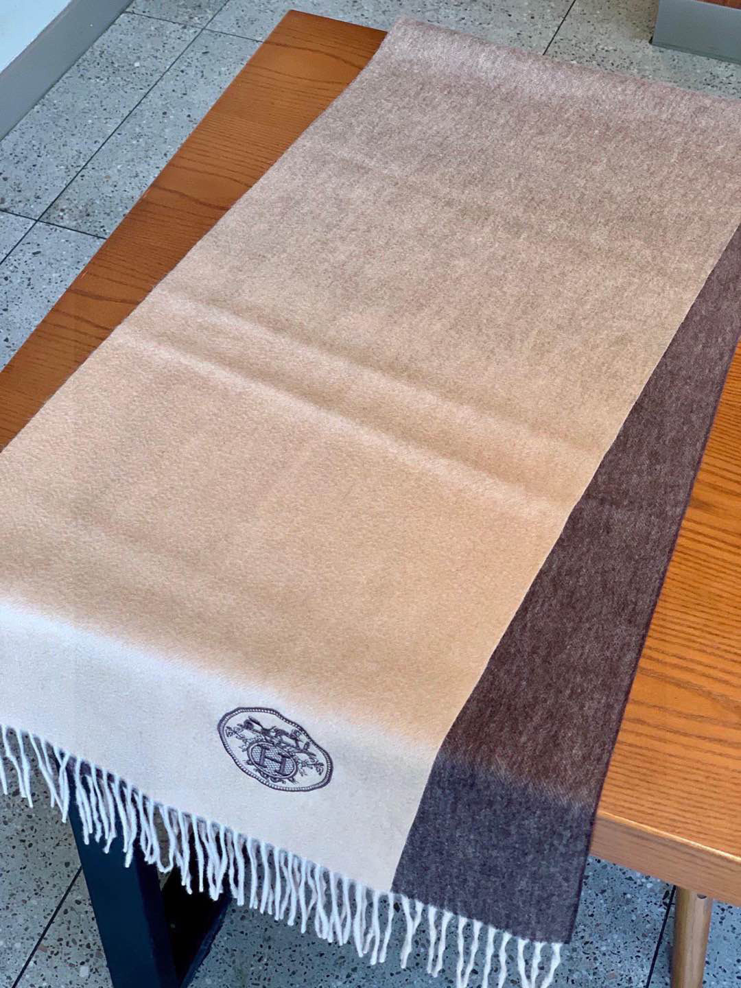  ✨✨太美了😍 爱马仕 美到要尖叫😱专柜最新款🎊英伦欧美范儿「多色渐变」又是一款即时尚又实用的大围巾&长