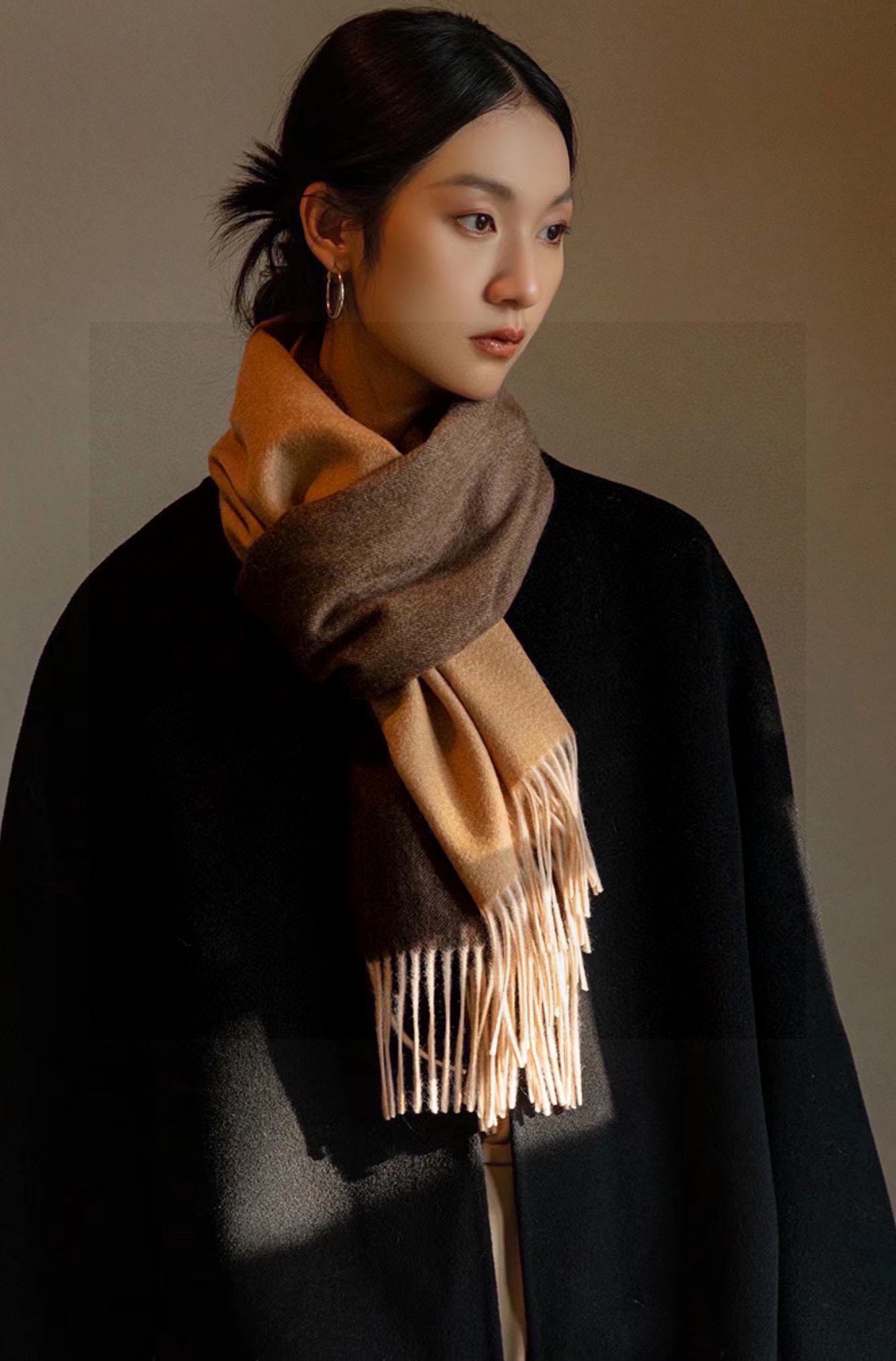  ✨✨太美了😍 爱马仕 美到要尖叫😱专柜最新款🎊英伦欧美范儿「多色渐变」又是一款即时尚又实用的大围巾&长